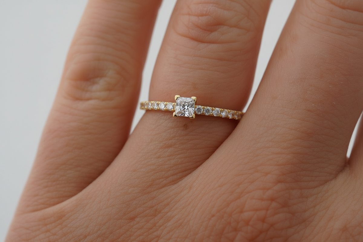 Verlobungsring mit Princess-Cut-Diamant und 14 Brillanten – Schmuckatelier Miret, Goldschmiede Hamburg
