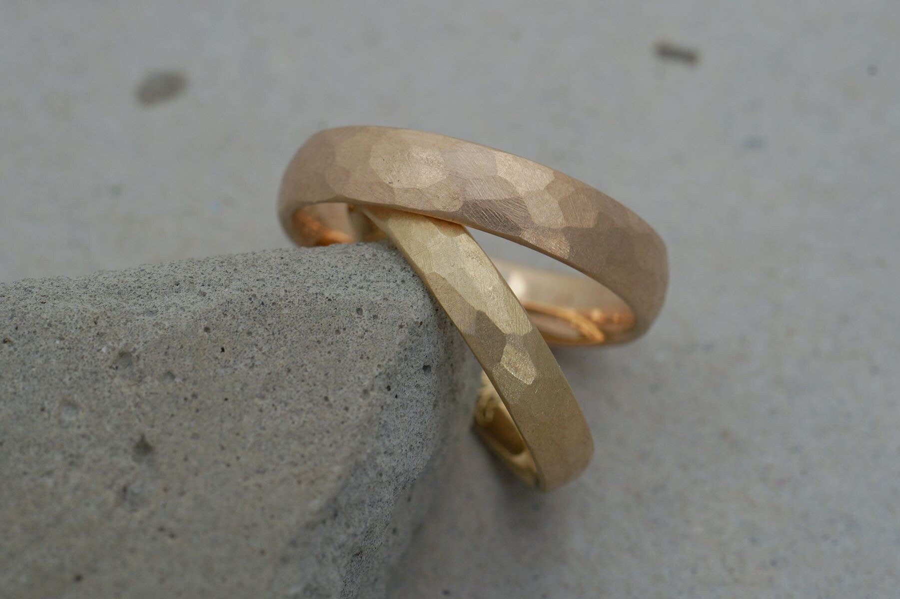 Roségold und Gelbgold Eheringe