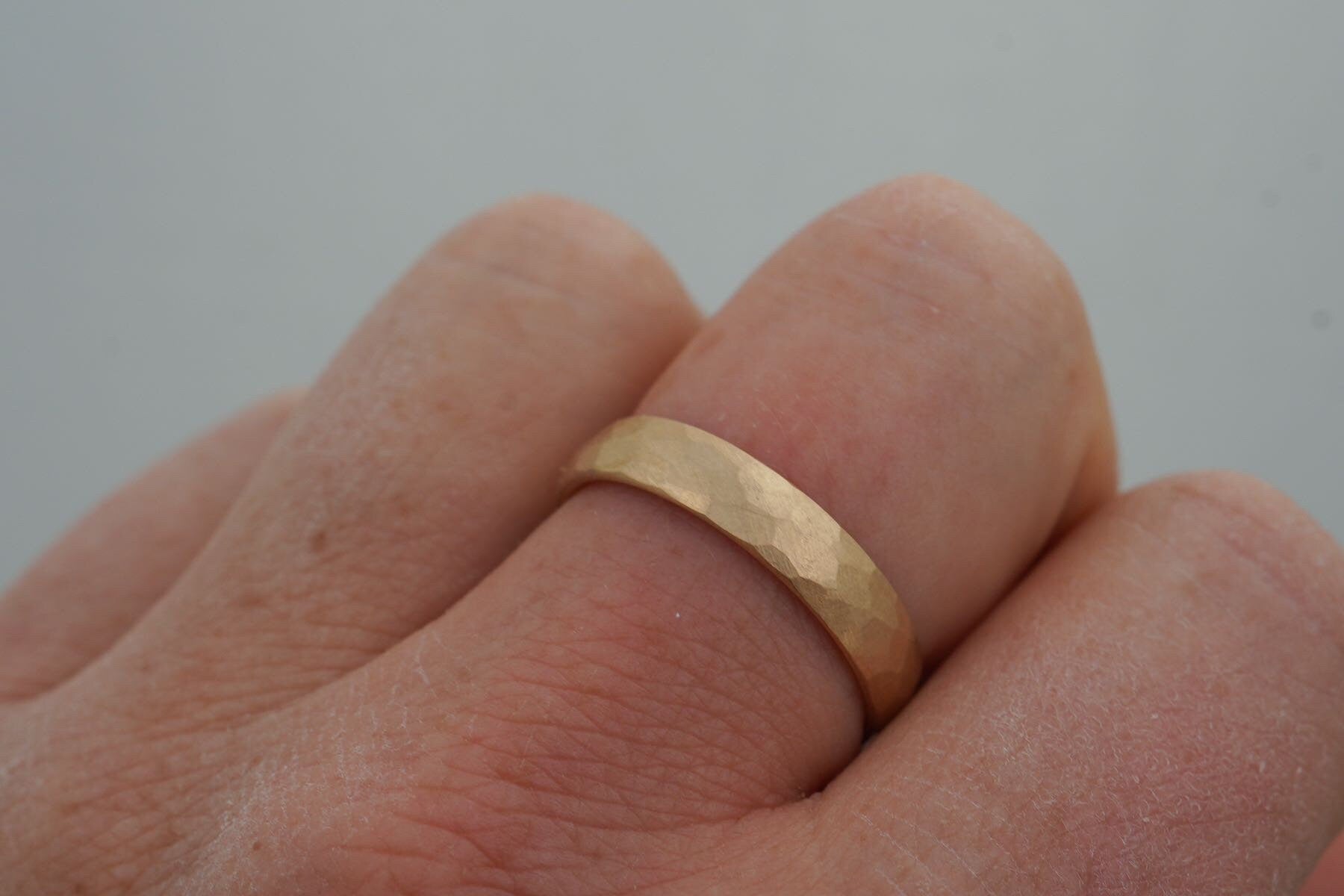 Breiter Ehering am Finger