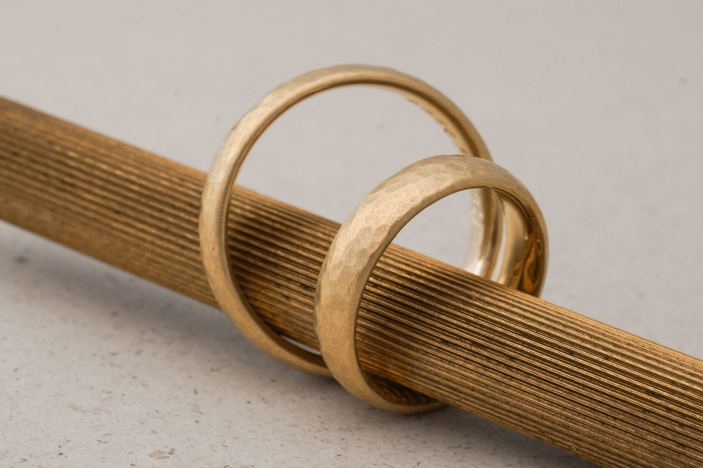 Rosegoldene Eheringe mit Hammerschlag, Trauringe Fairtrade