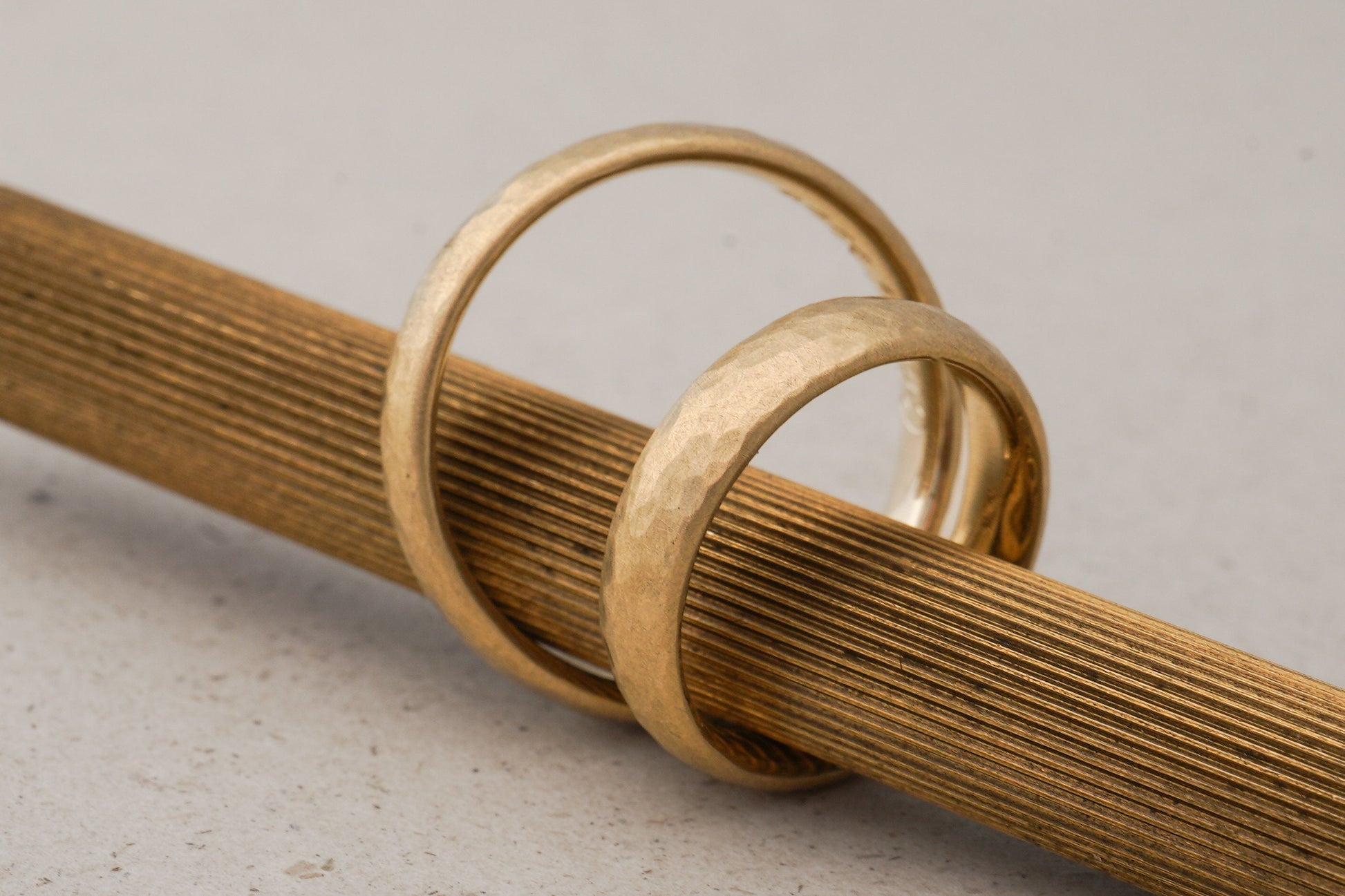 Rosegoldene Eheringe mit Hammerschlag, Trauringe Fairtrade