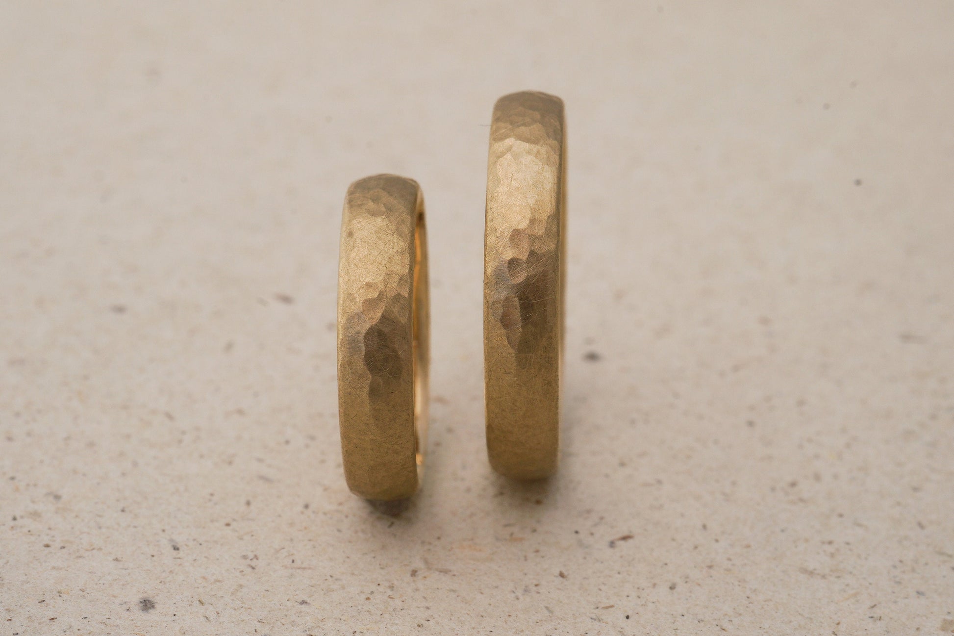 Rosegoldene Eheringe mit Hammerschlag, Trauringe Fairtrade