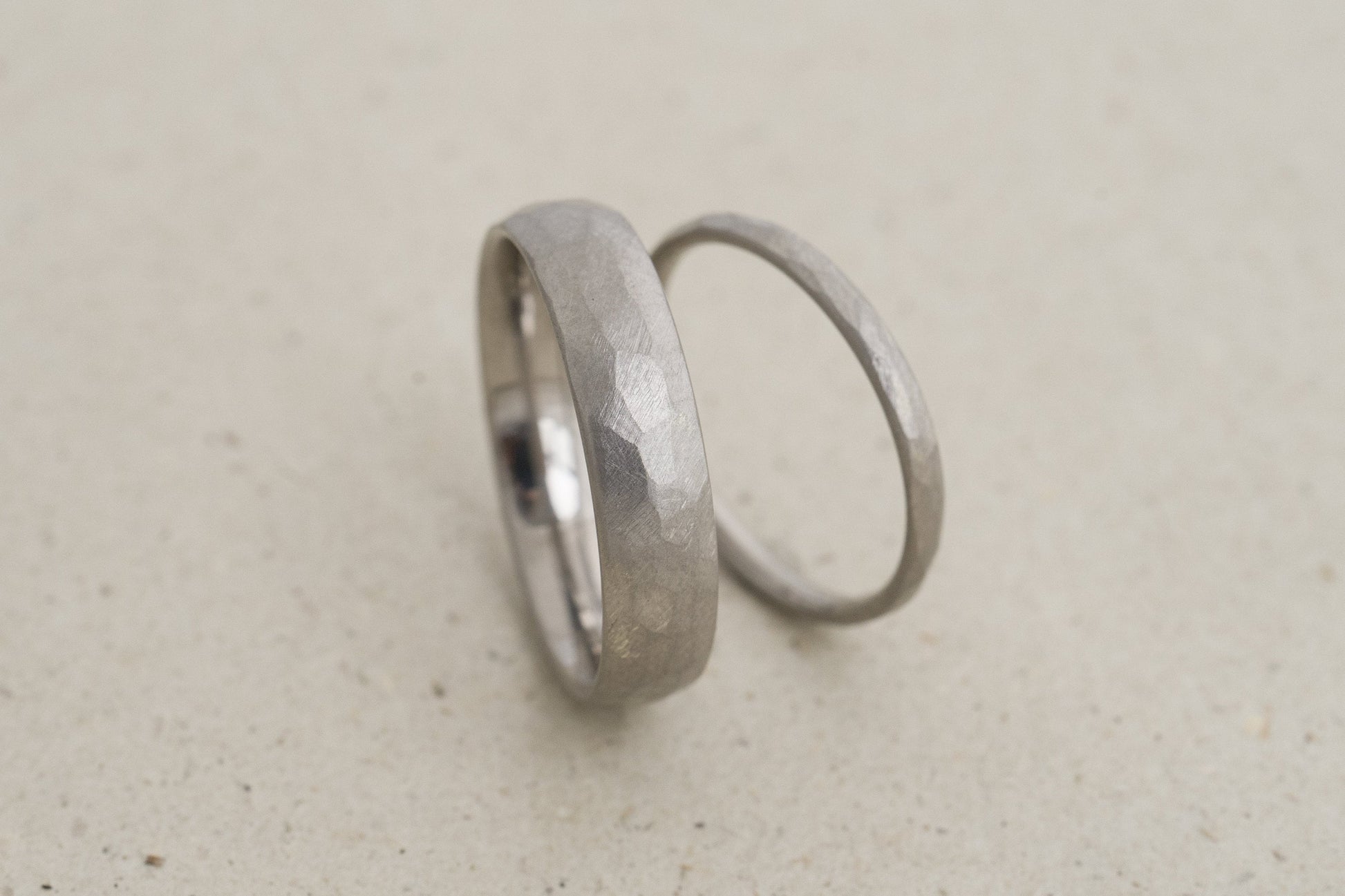 Platin Eheringe mit gehämmerter Oberfläche
