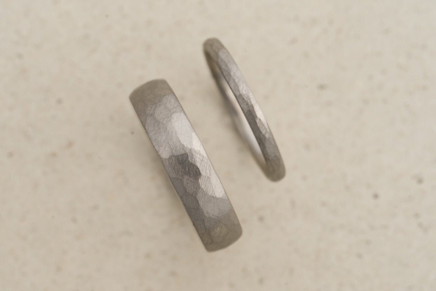 Platin Eheringe mit gehämmerter Oberfläche