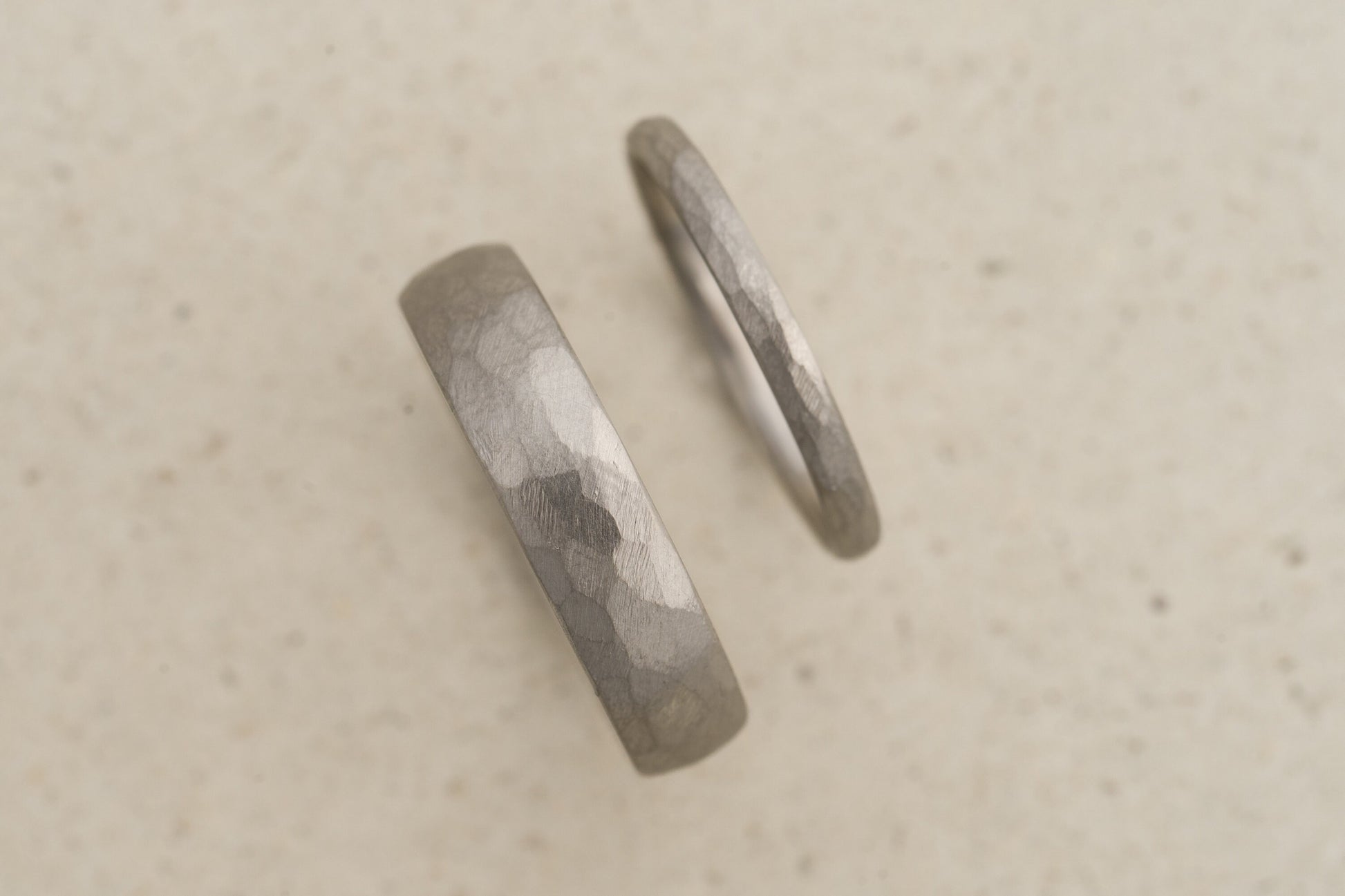 Platin Eheringe mit gehämmerter Oberfläche