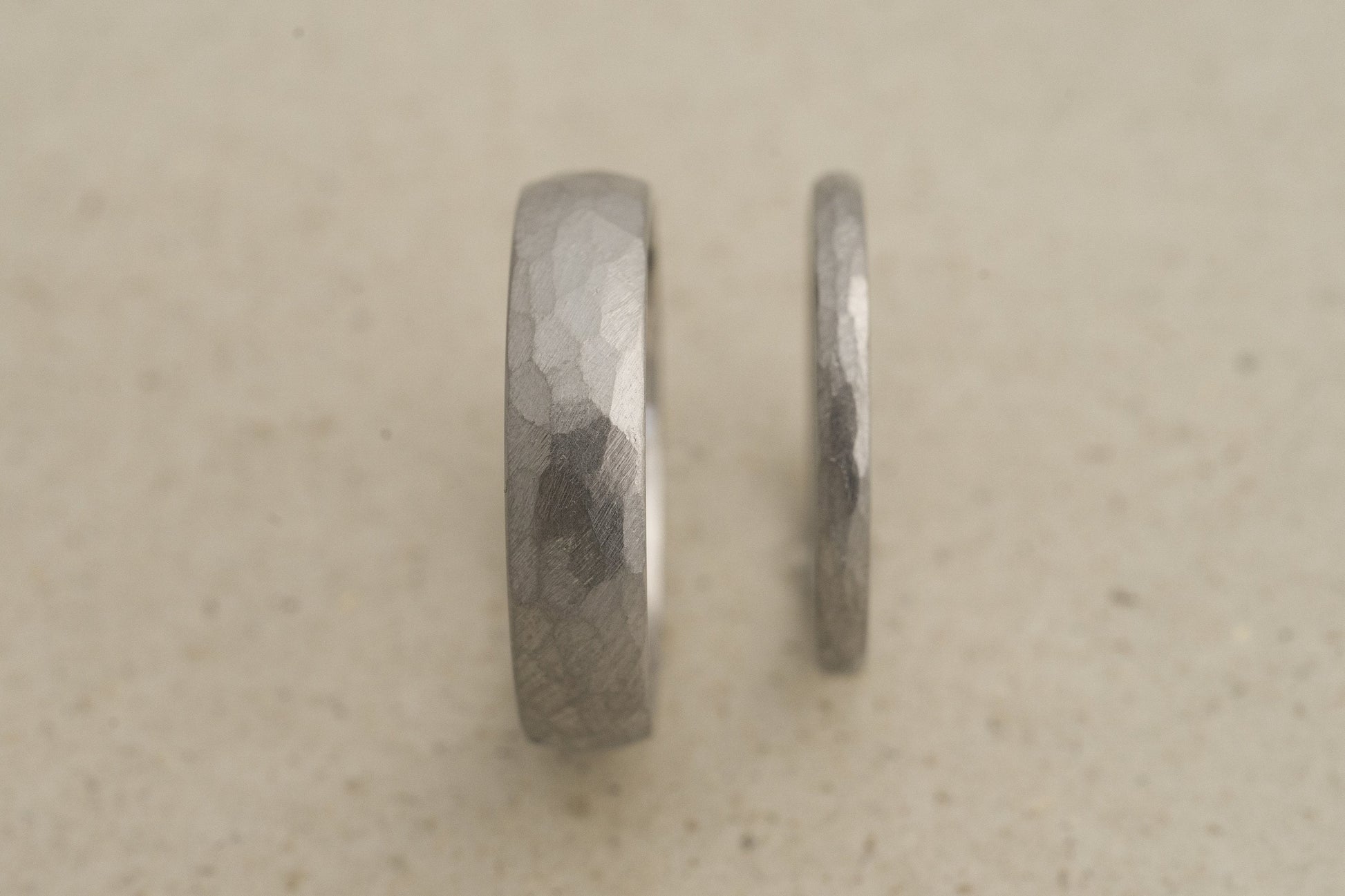 Platin Eheringe mit gehämmerter Oberfläche