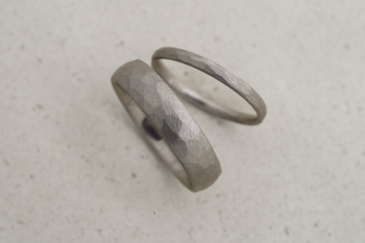 Platin Eheringe mit gehämmerter Oberfläche