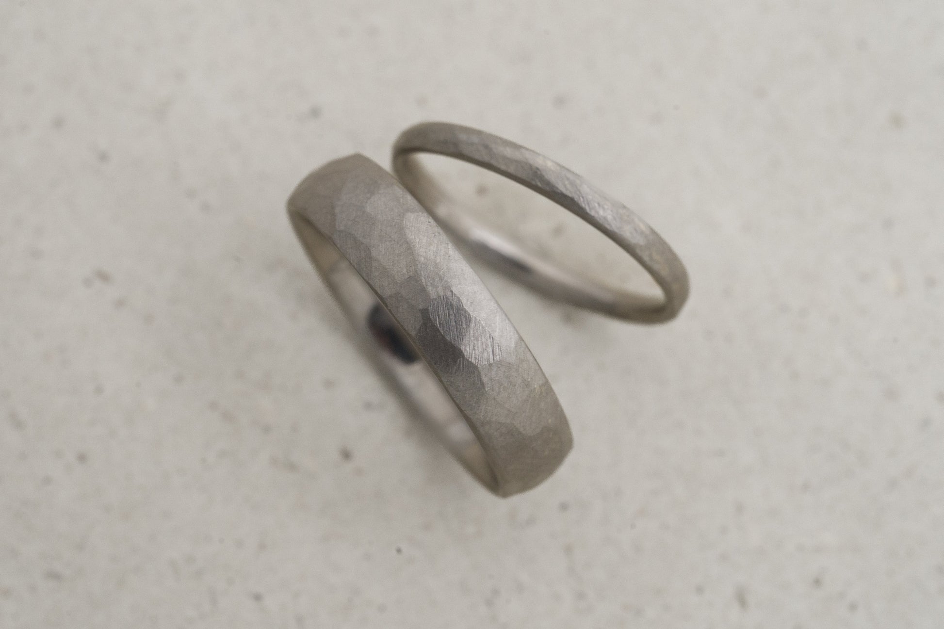 Platin Eheringe mit gehämmerter Oberfläche