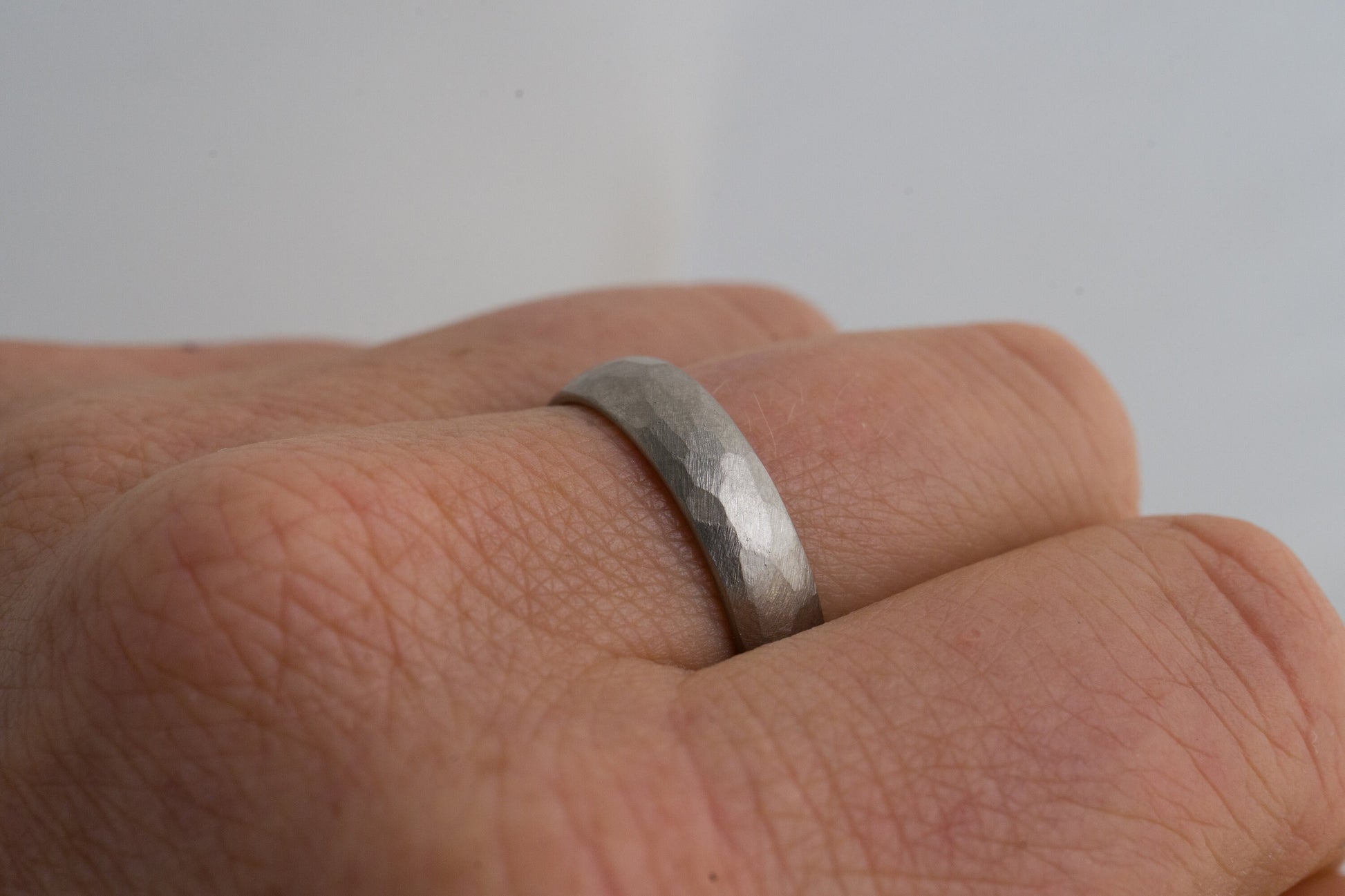Platin Eheringe mit gehämmerter Oberfläche