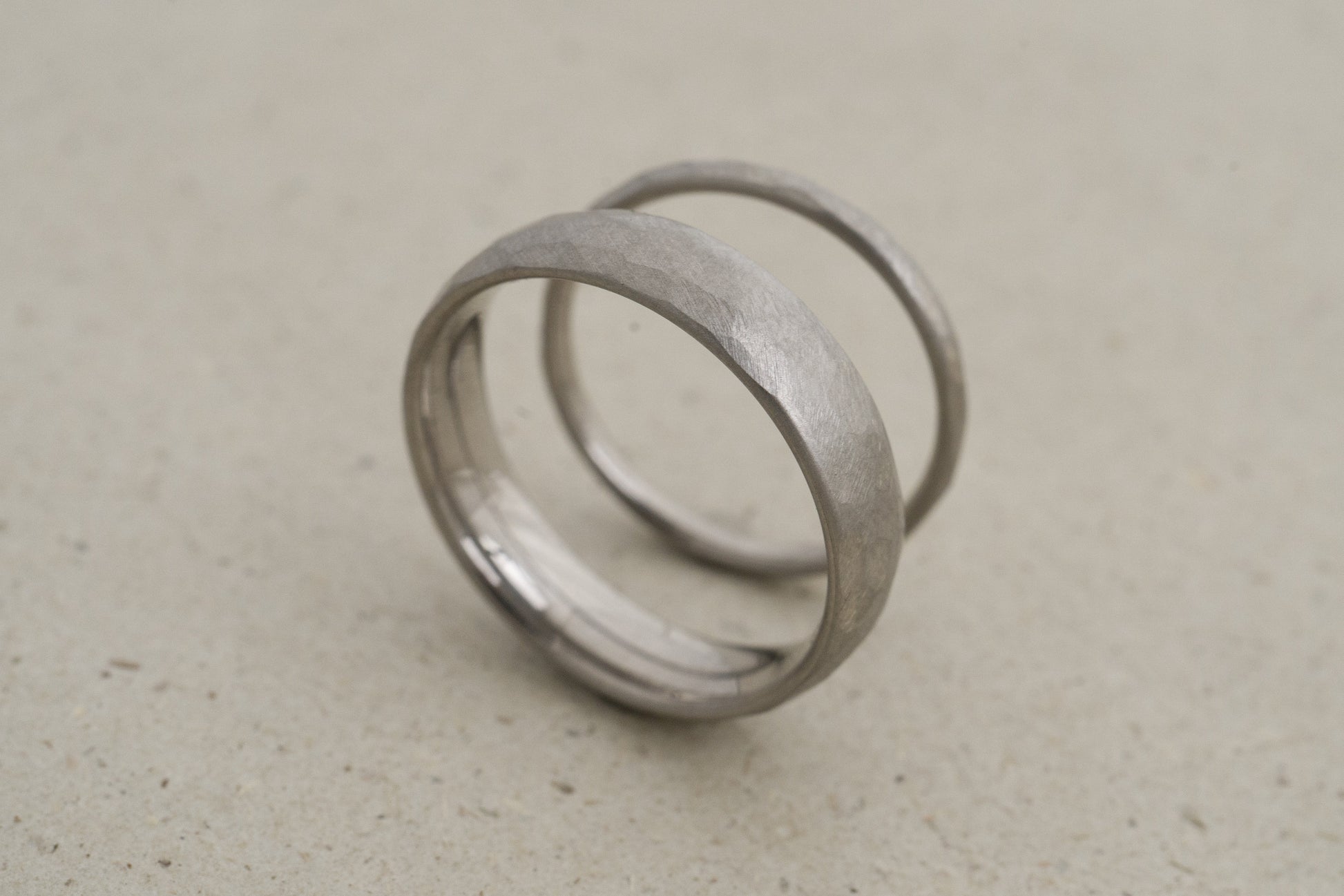 Platin Eheringe mit gehämmerter Oberfläche
