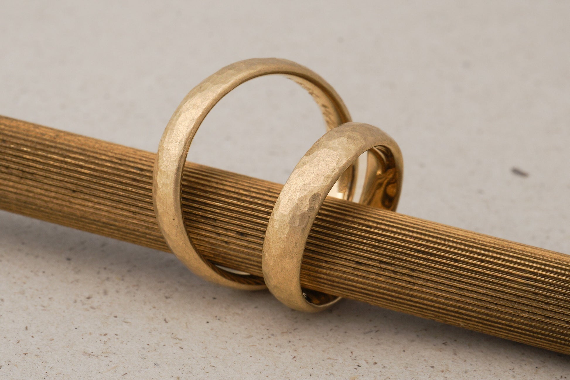 Rosegoldene Eheringe mit Hammerschlag, Trauringe Fairtrade