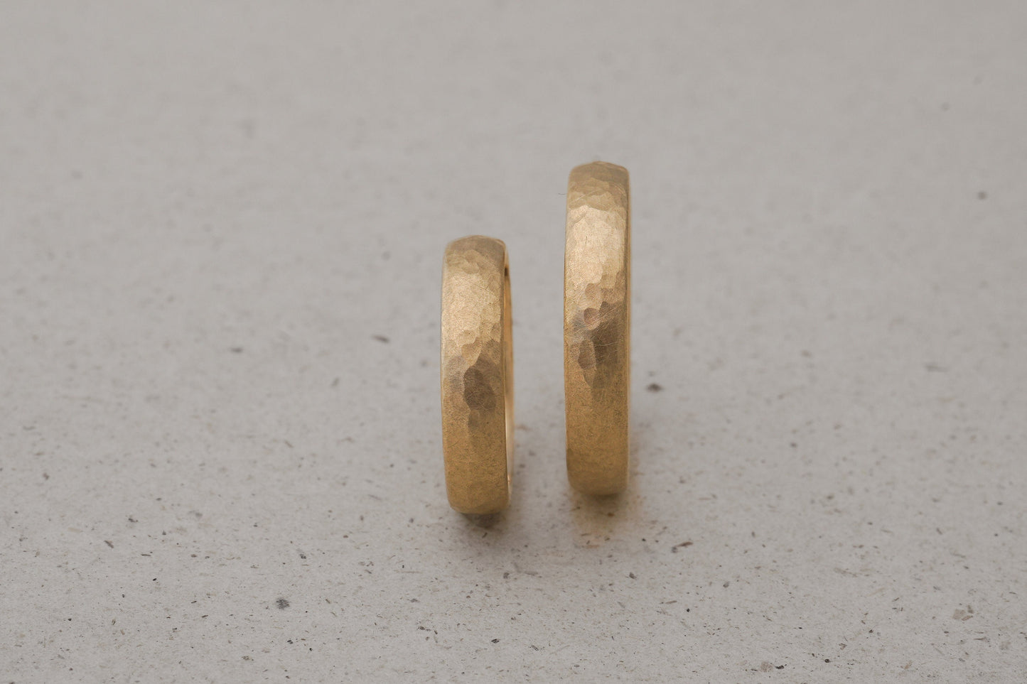 Rosegoldene Eheringe mit Hammerschlag, Trauringe Fairtrade