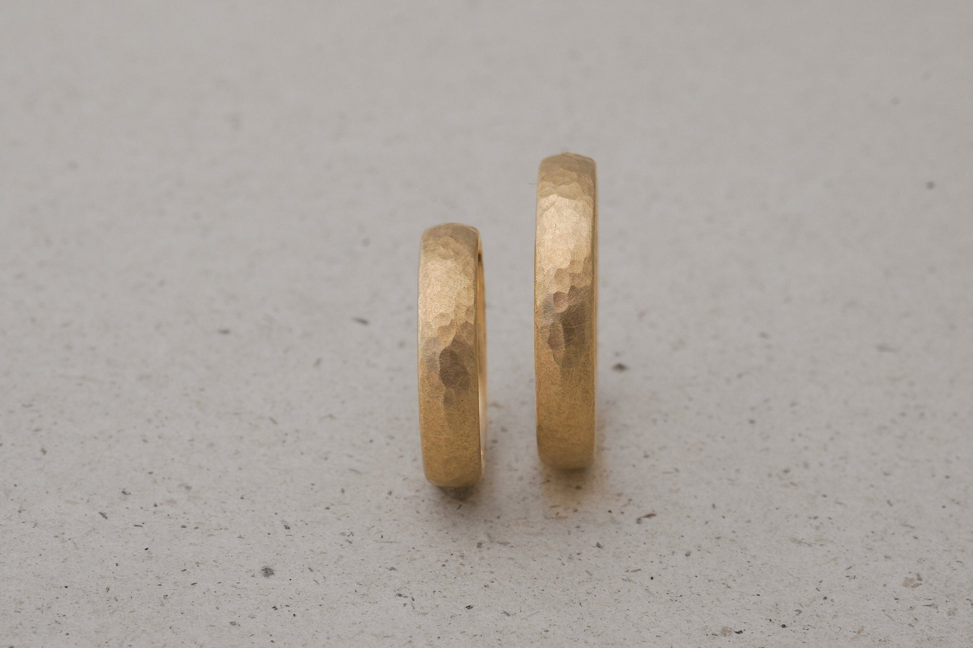 Rosegoldene Eheringe mit Hammerschlag, Trauringe Fairtrade