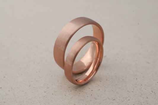 Breite Rotgold Eheringe schlicht