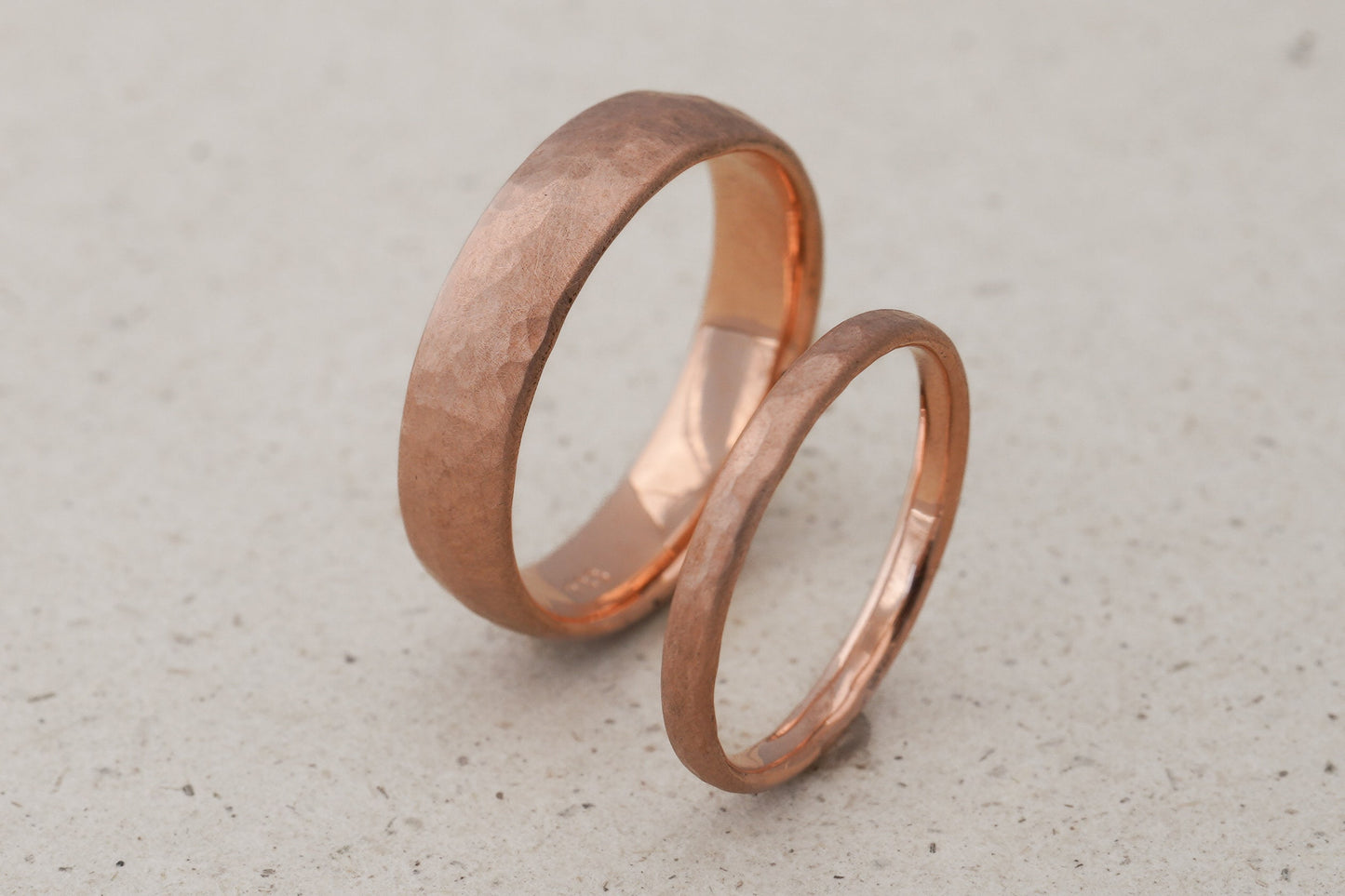 Eheringe 333 Rotgold fein gehämmert matt