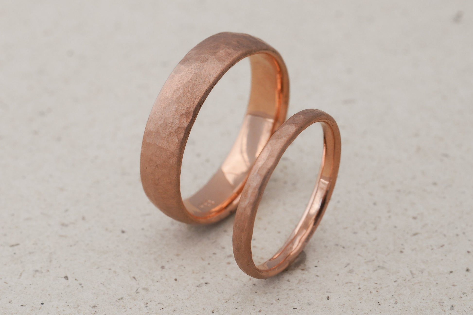 Eheringe 333 Rotgold fein gehämmert matt