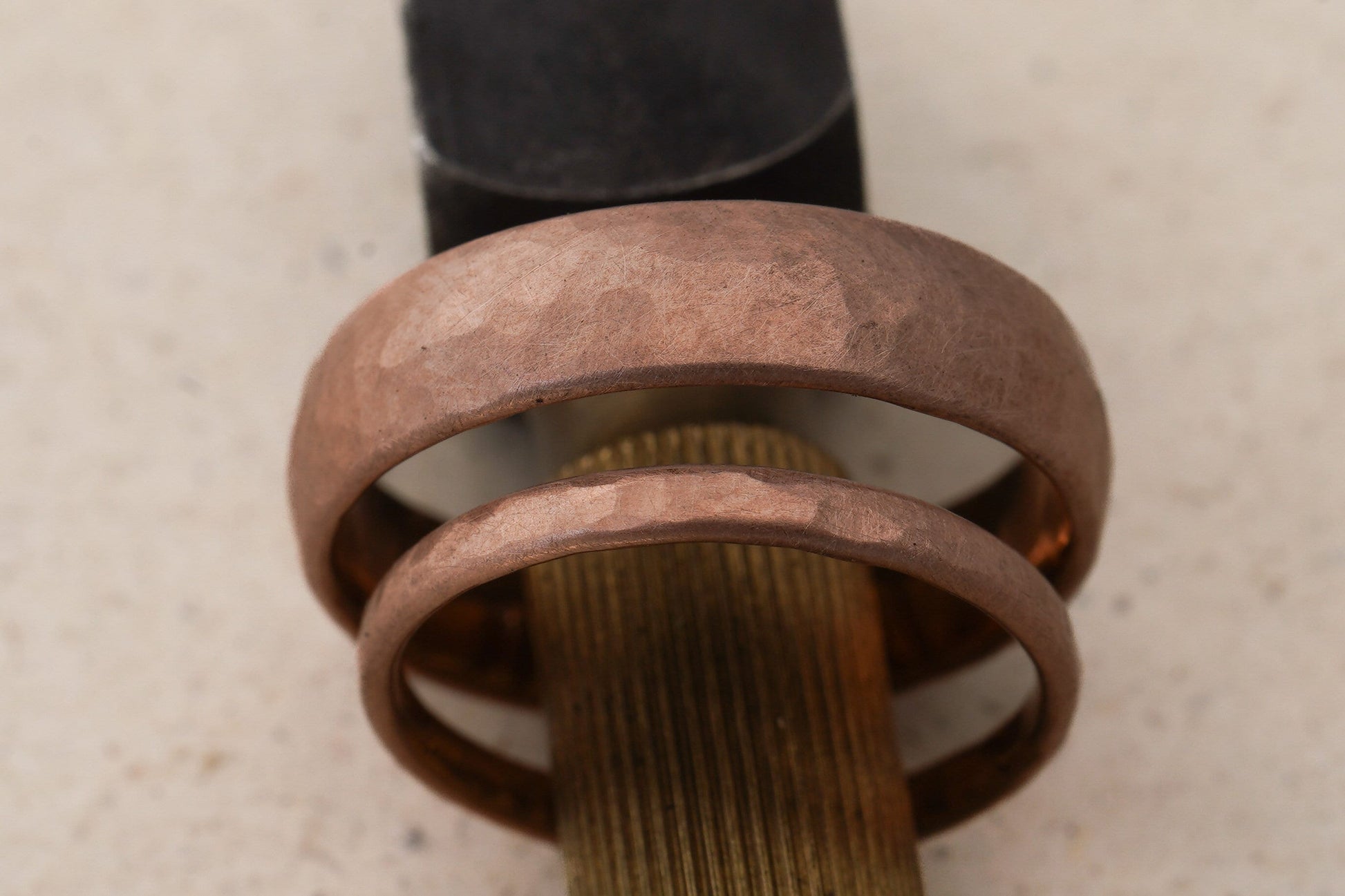 Eheringe 333 Rotgold fein gehämmert matt
