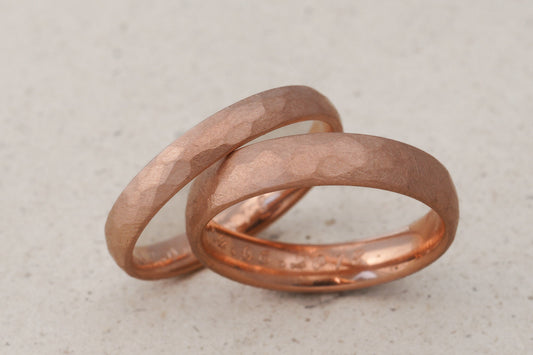 Rotgold eine Eheringe mit Hammerschlag Struktur