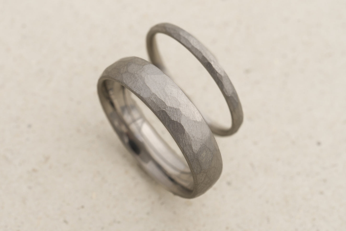 Platin Eheringe mit gehämmerter Oberfläche