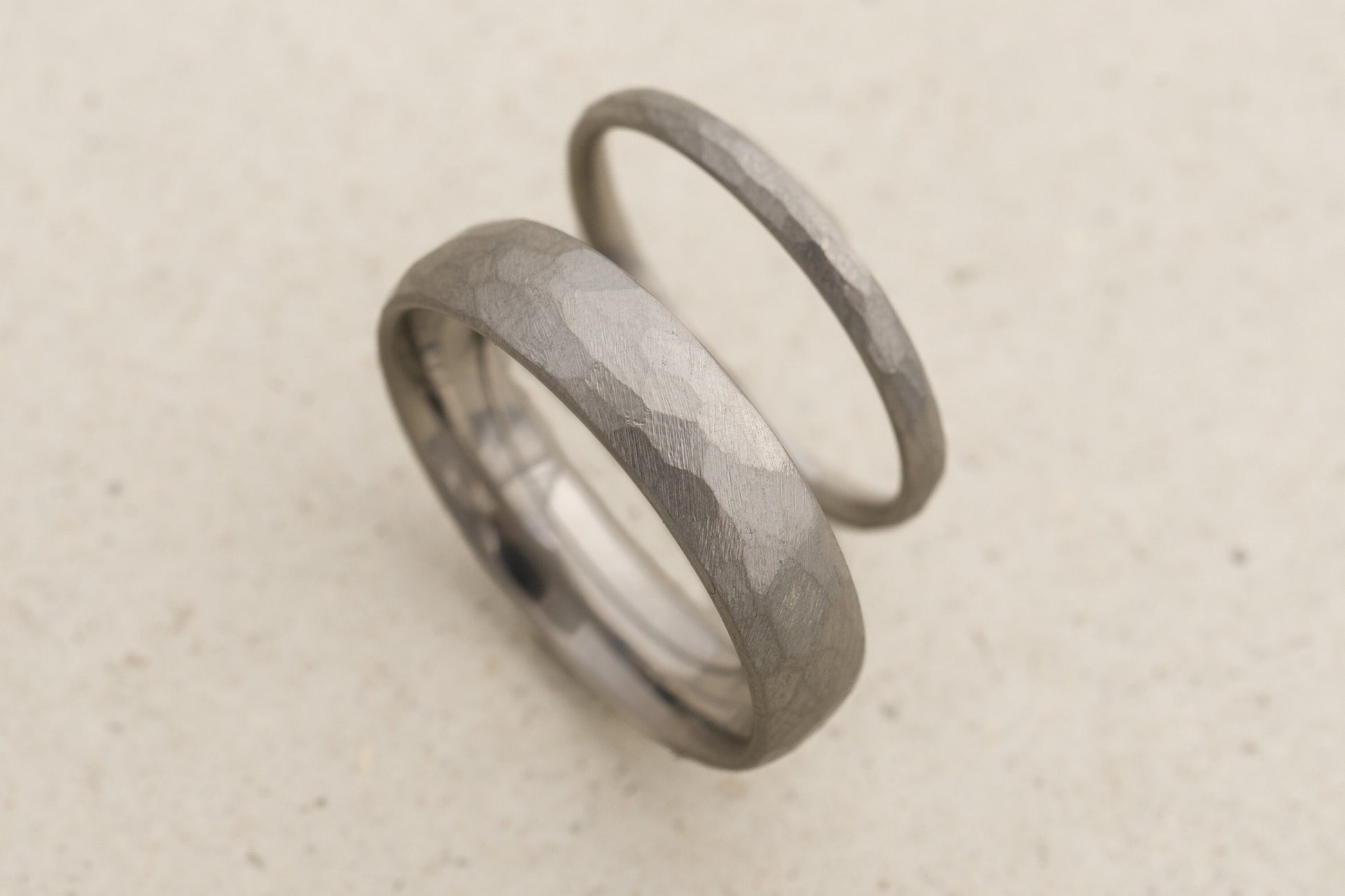 Platin Eheringe mit gehämmerter Oberfläche