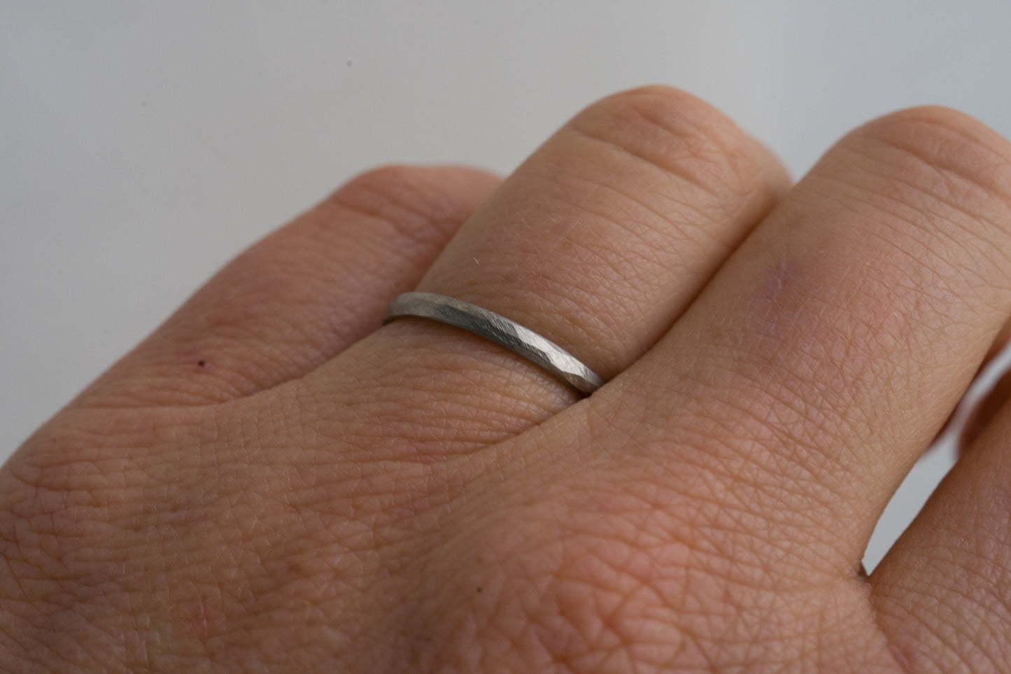 Platin Eheringe mit gehämmerter Oberfläche