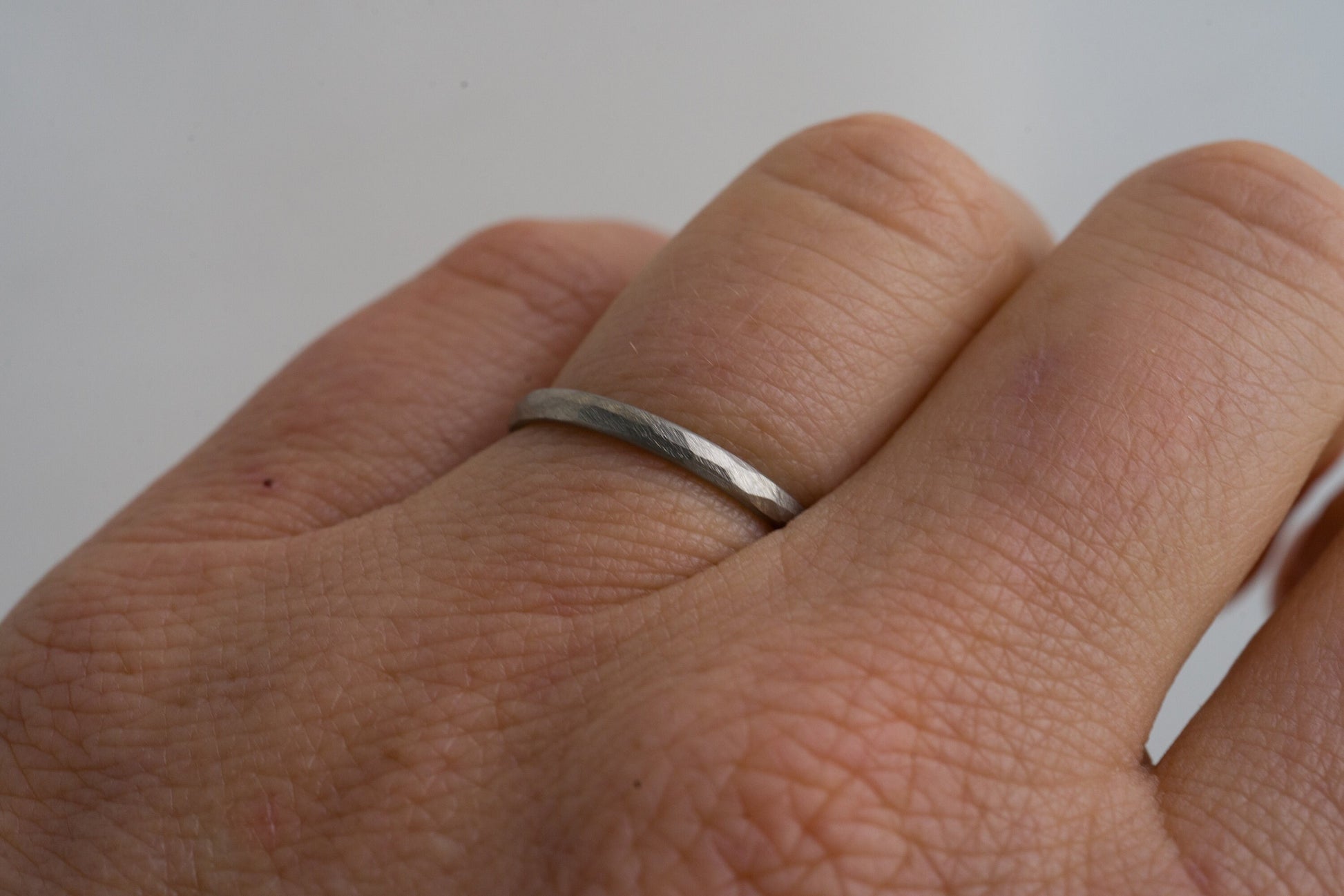 Platin Eheringe mit gehämmerter Oberfläche