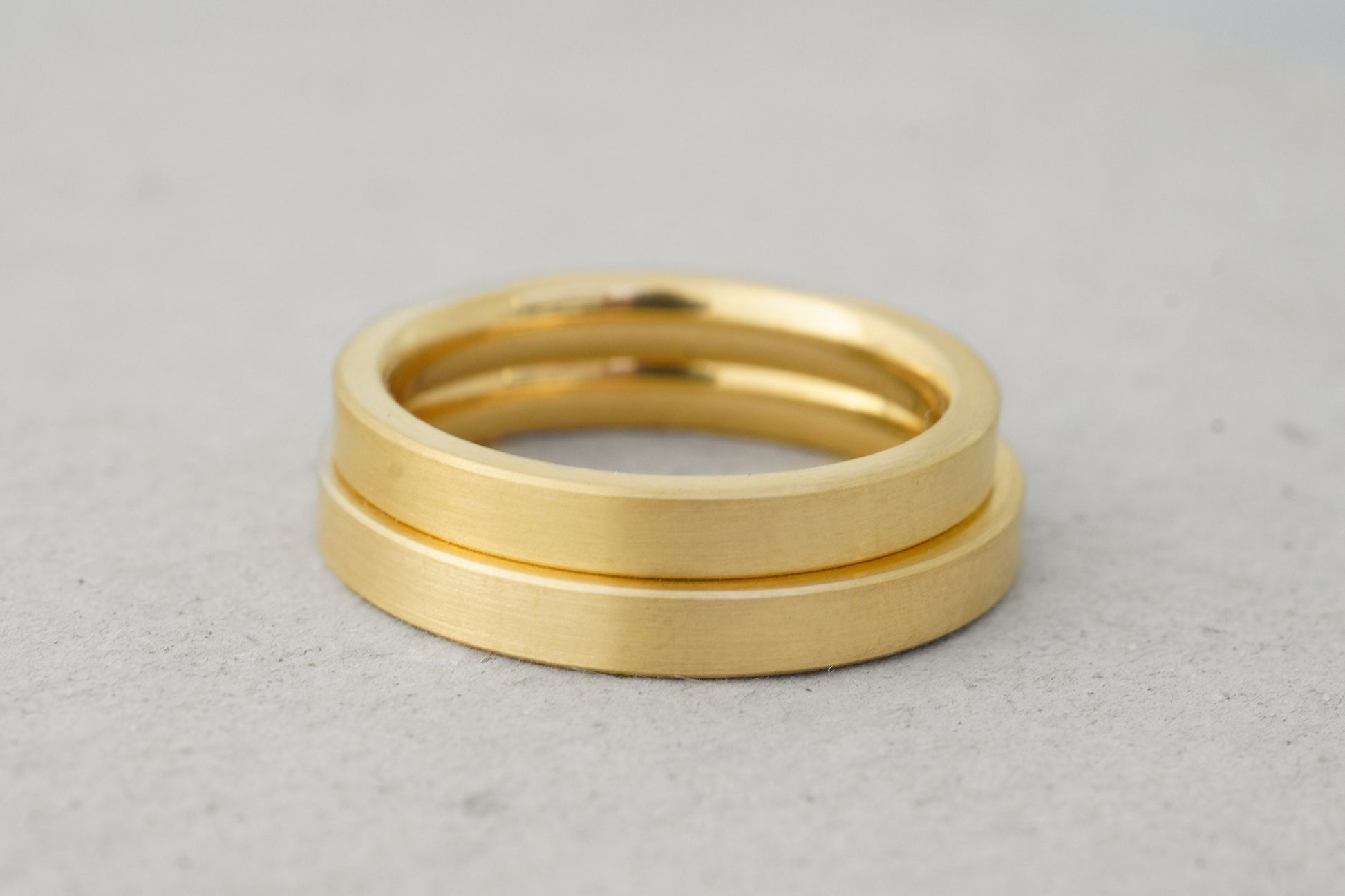 Geradlinige Trauringe in Gelbgold, 333 585 750 schlicht Goldschmiede Hamburg Ina Stehle Ina Miret Goldringe Trauringe matt kantig gerade