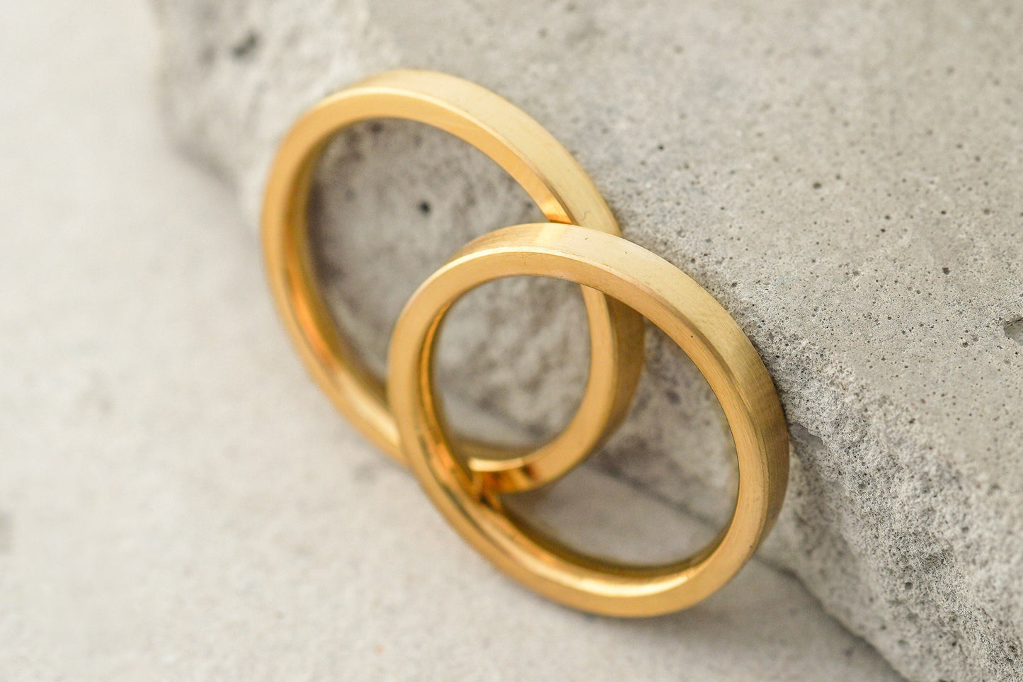 Geradlinige Trauringe in Gelbgold, 333 585 750 schlicht Goldschmiede Hamburg Ina Stehle Ina Miret Goldringe Trauringe matt kantig gerade