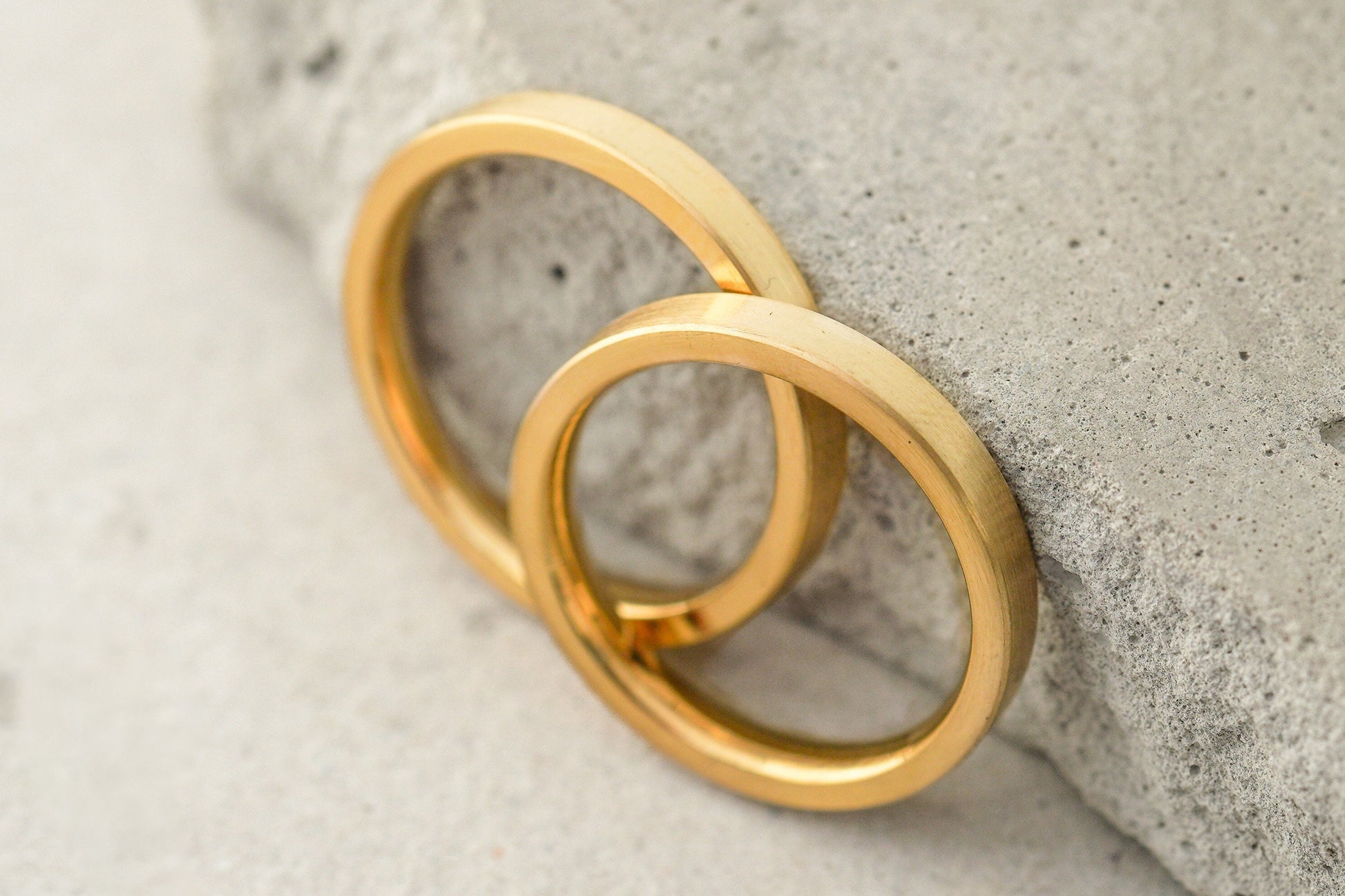 Geradlinige Trauringe in Gelbgold, 333 585 750 schlicht Goldschmiede Hamburg Ina Stehle Ina Miret Goldringe Trauringe matt kantig gerade