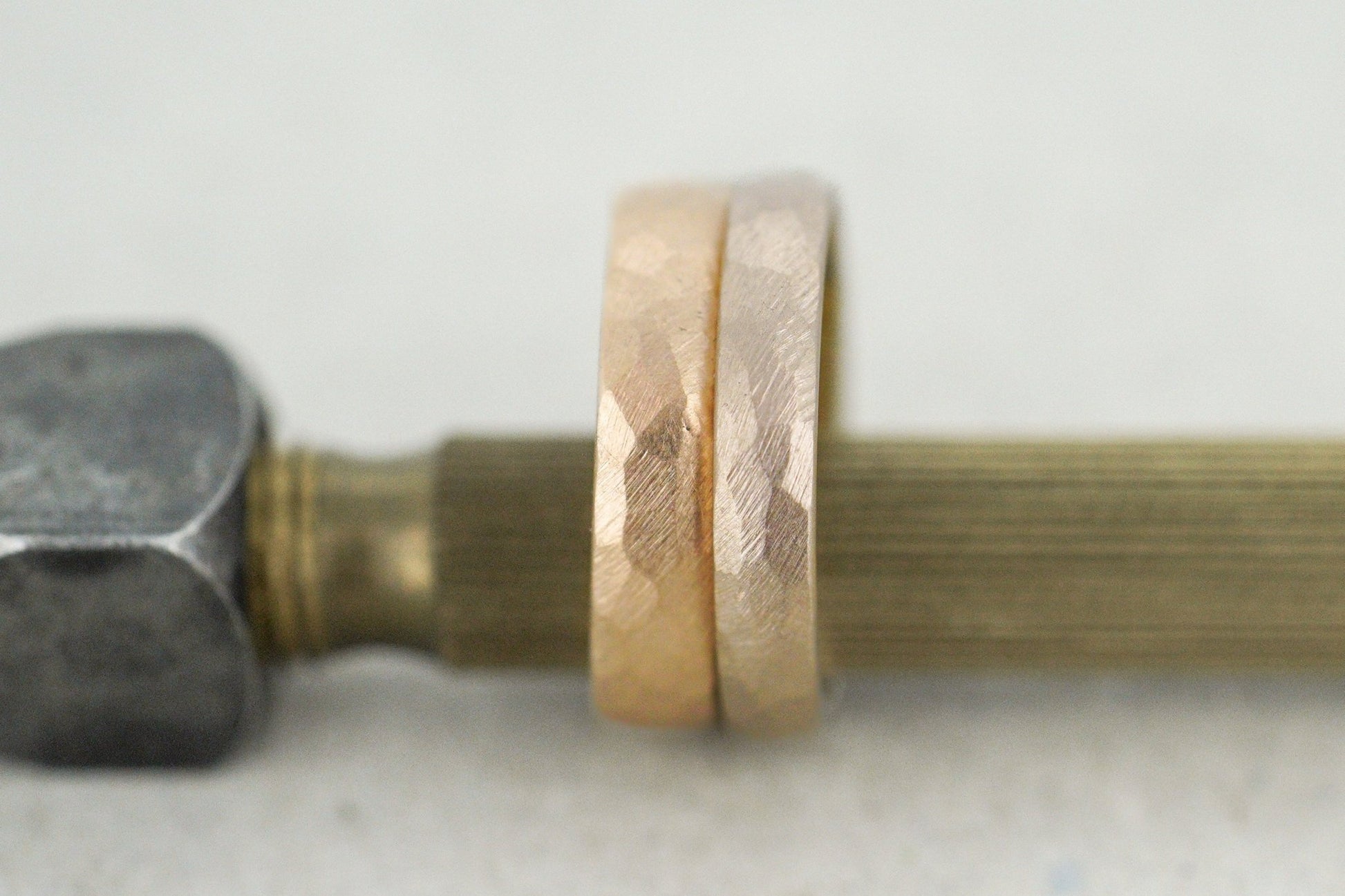 Dawnrose Gold (585) und Apricot Gold (750) Eheringe | zweifarbig | gehämmert - Goldschmiede Miret