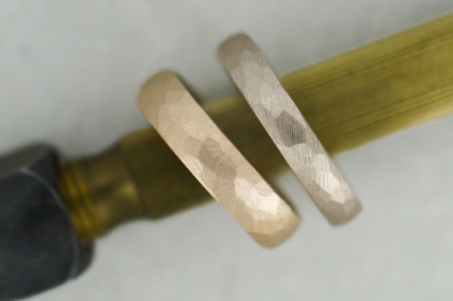 Dawnrose Gold (585) und Apricot Gold (750) Eheringe | zweifarbig | gehämmert - Goldschmiede Miret