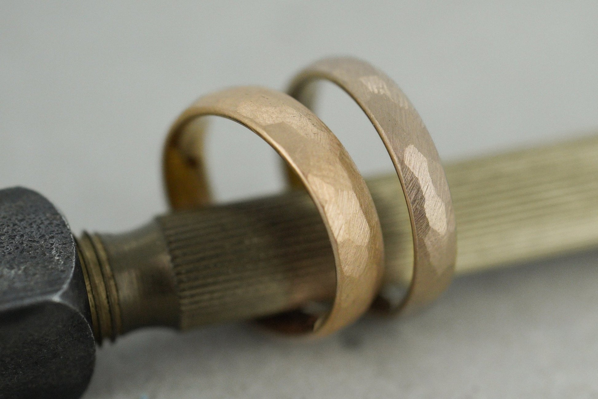 Dawnrose Gold (585) und Apricot Gold (750) Eheringe | zweifarbig | gehämmert - Goldschmiede Miret