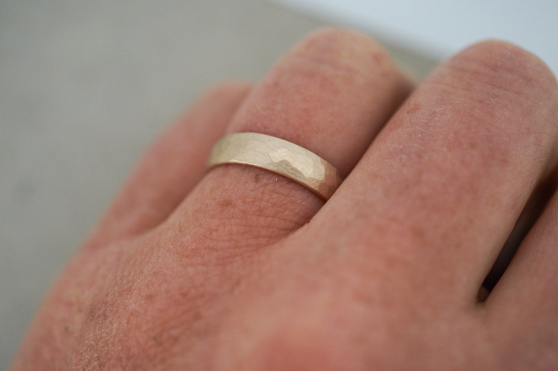 Dawnrose Gold (585) und Apricot Gold (750) Eheringe | zweifarbig | gehämmert - Goldschmiede Miret