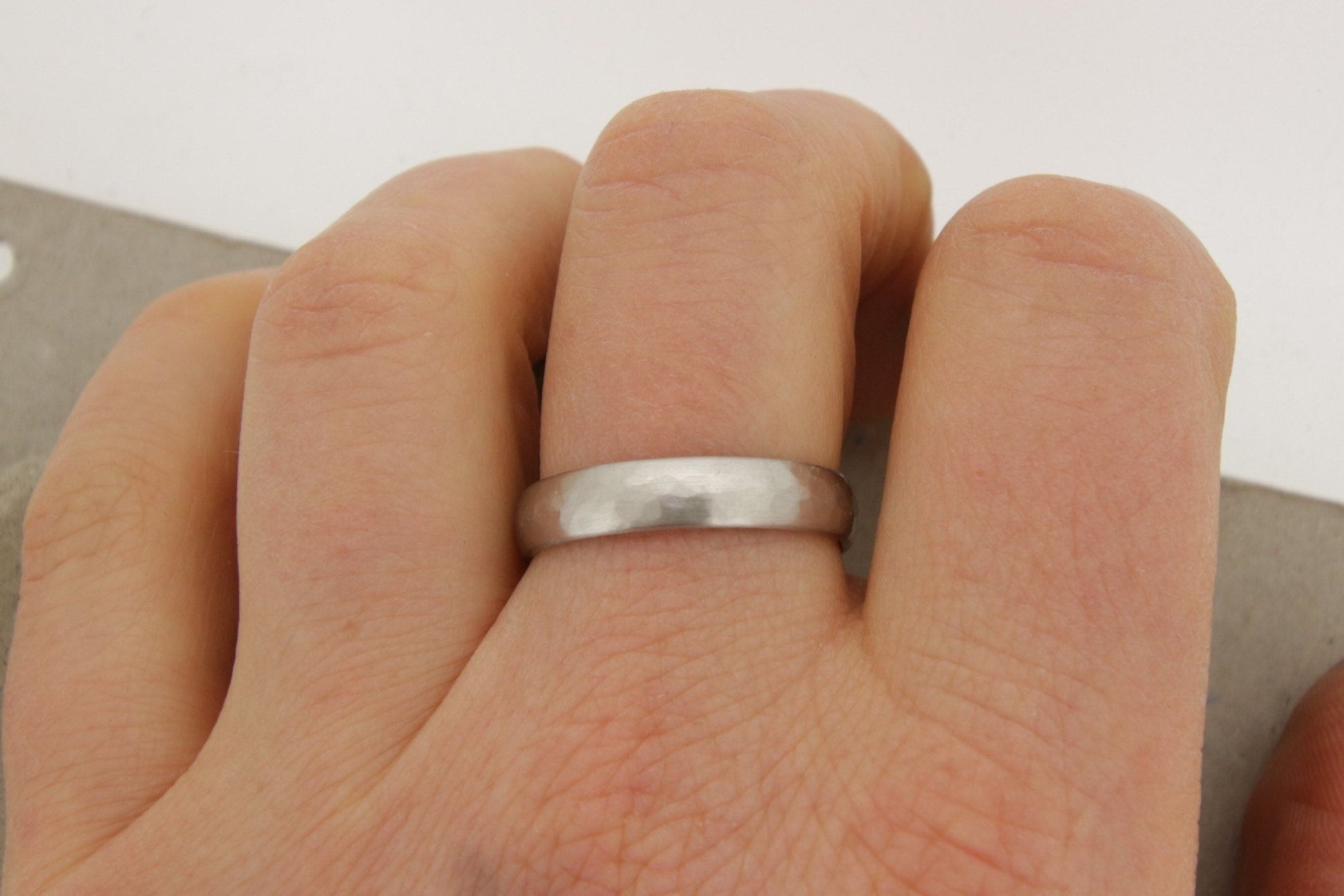 Eheringe Platin, Weißgold, Hammerschlag - Goldschmiede Miret