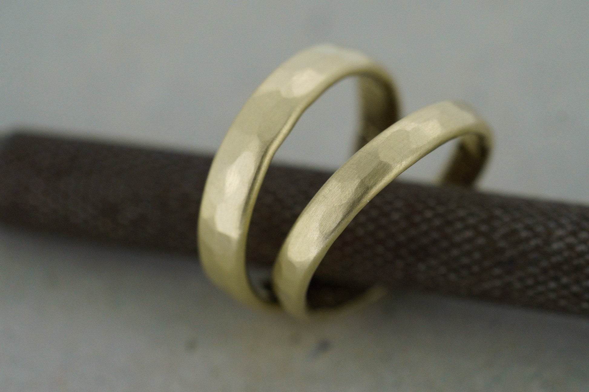 Gelbgold Eheringe (333) | gehämmert - Goldschmiede Miret