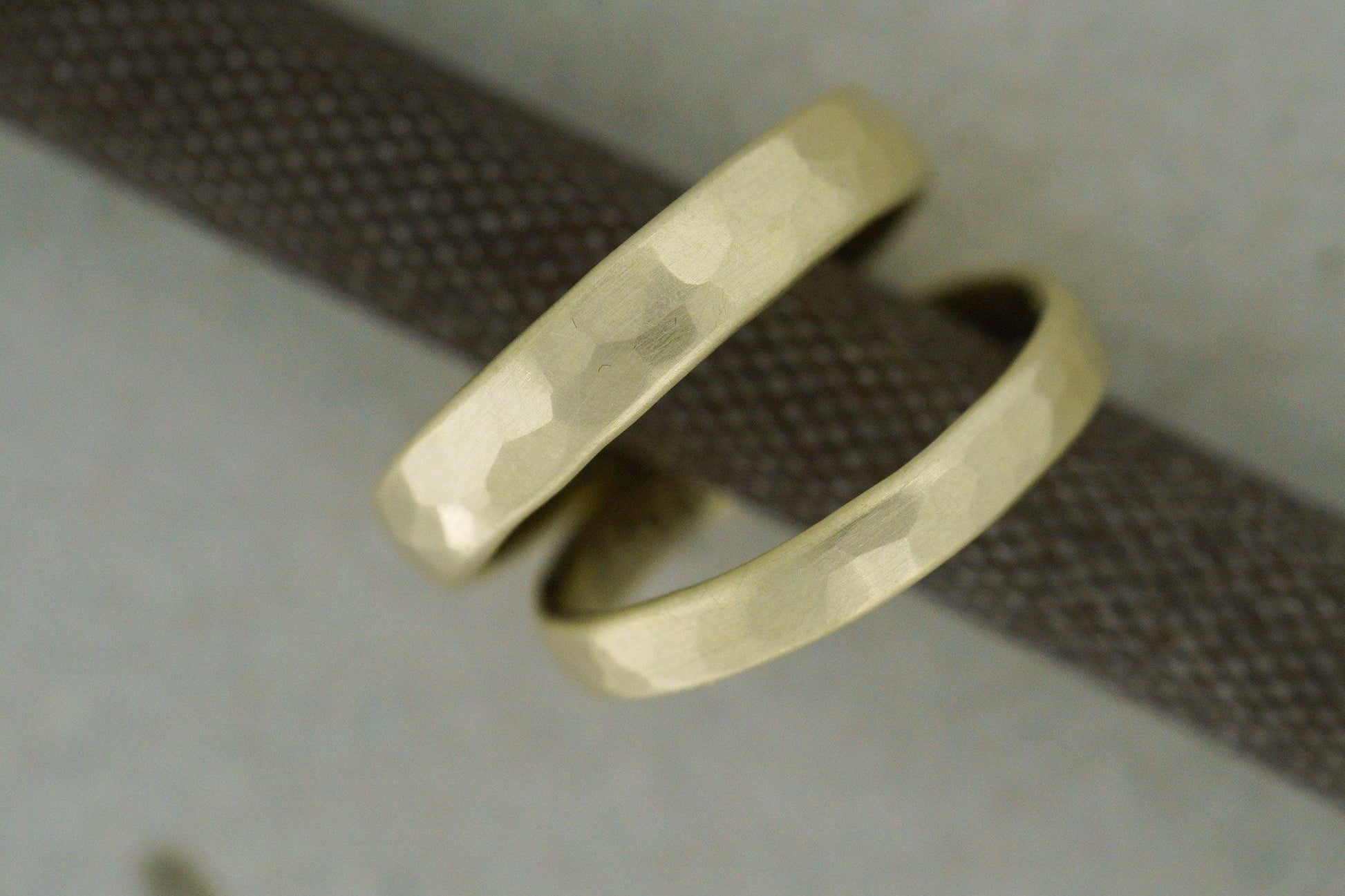 Gelbgold Eheringe (333) | gehämmert - Goldschmiede Miret