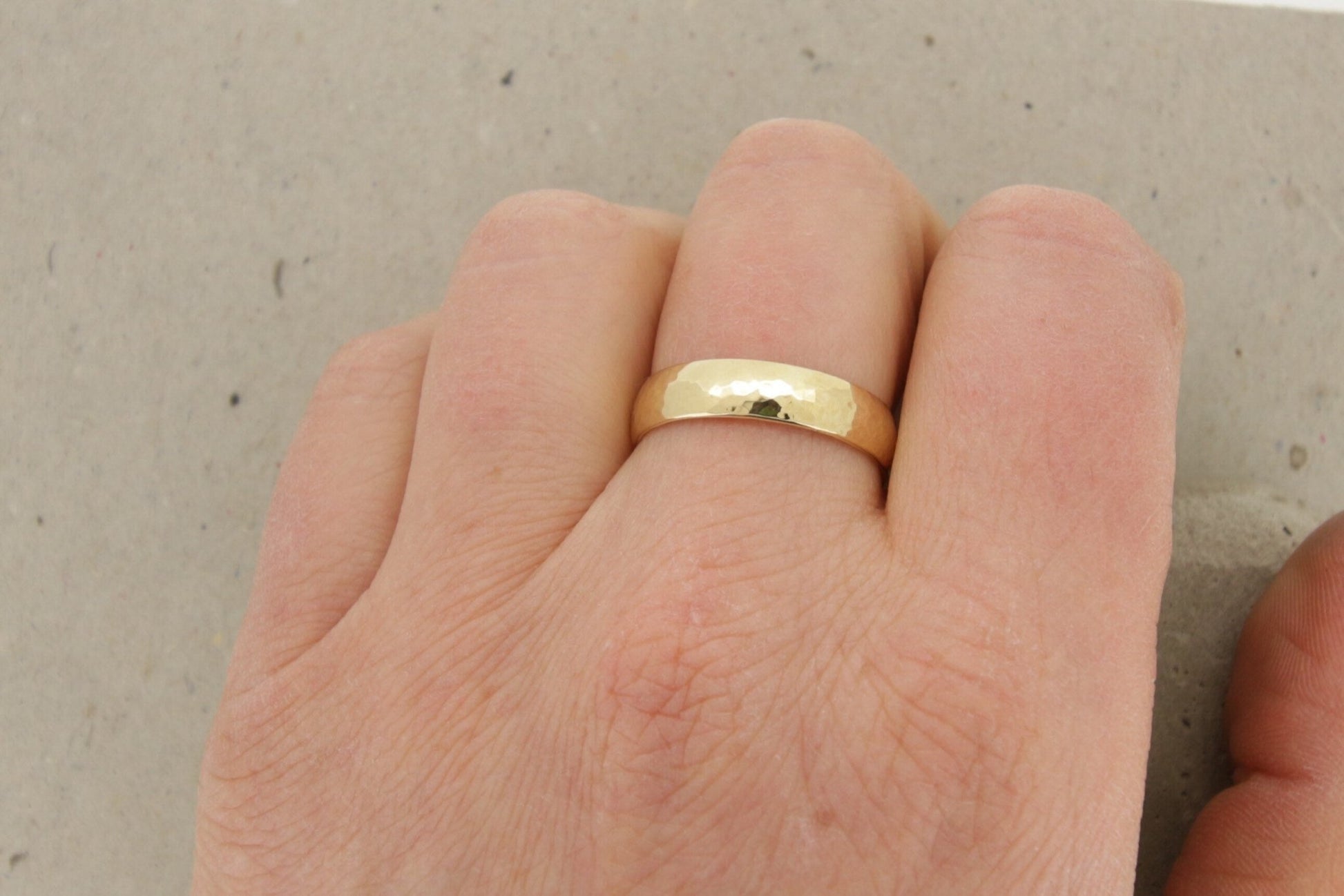 Gelbgold Eheringe (333/585/750) | fein gehämmert | poliert - Goldschmiede Miret