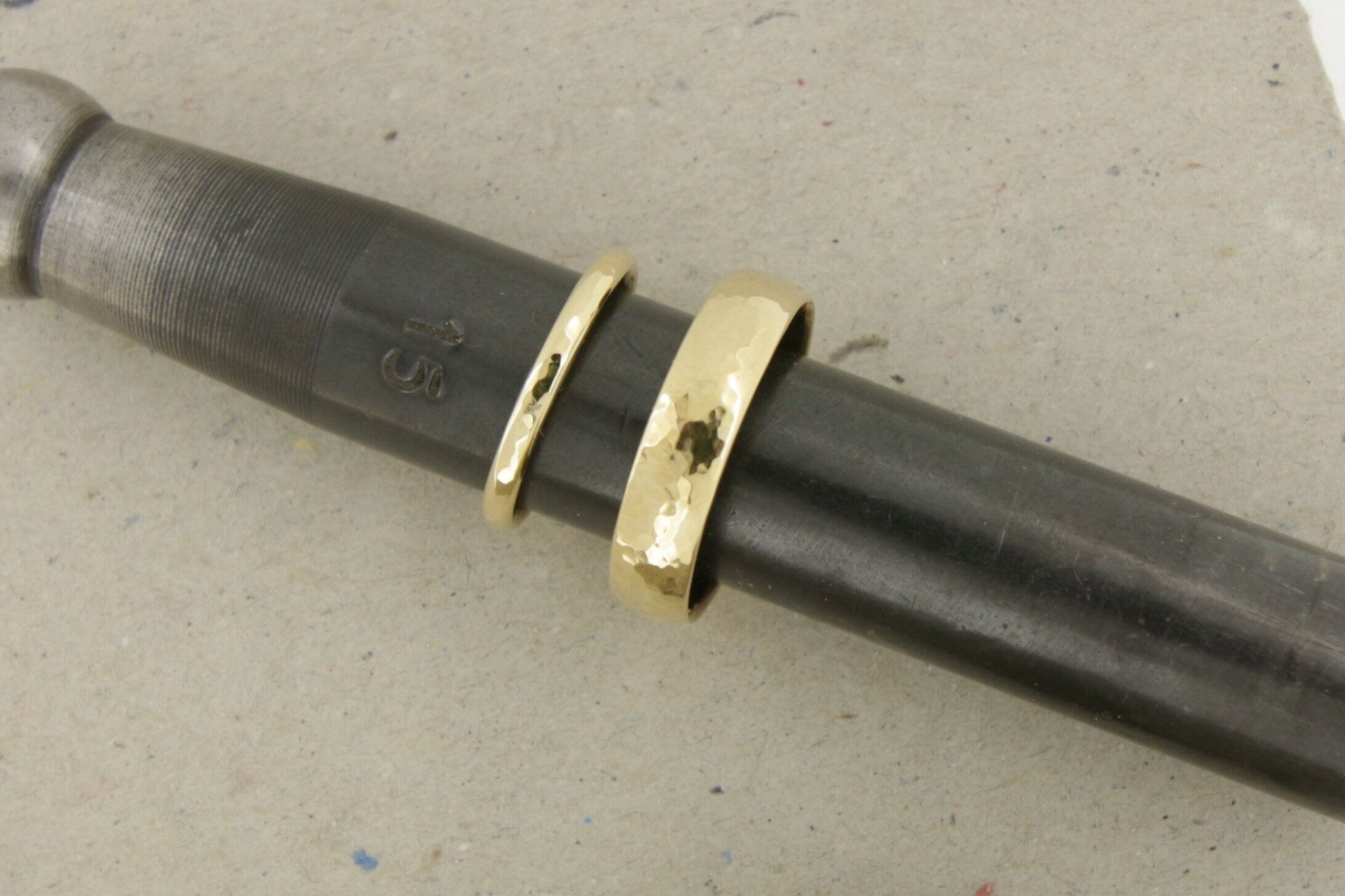 Gelbgold Eheringe (333/585/750) | fein gehämmert | poliert - Goldschmiede Miret