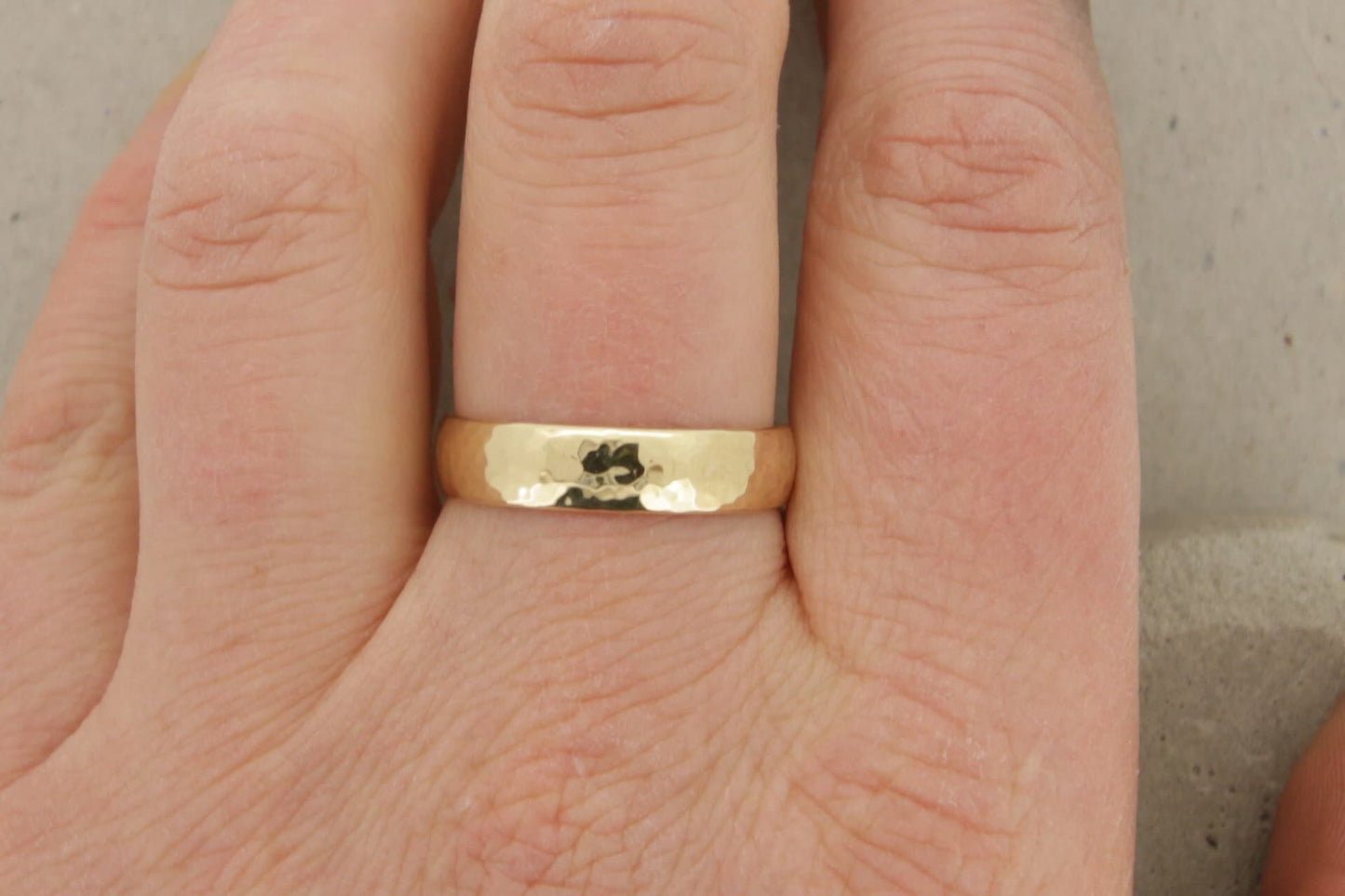 Gelbgold Eheringe (333/585/750) | fein gehämmert | poliert - Goldschmiede Miret