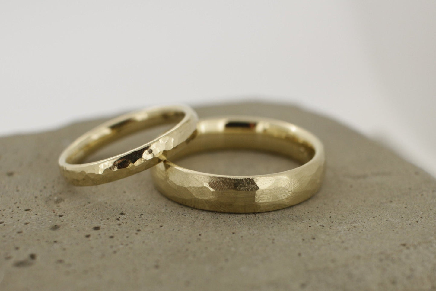 Gelbgold Eheringe (333/585/750) | gehämmert | breit und schmal | Struktur grober Hammerschlag | poliert, matt - Goldschmiede Miret