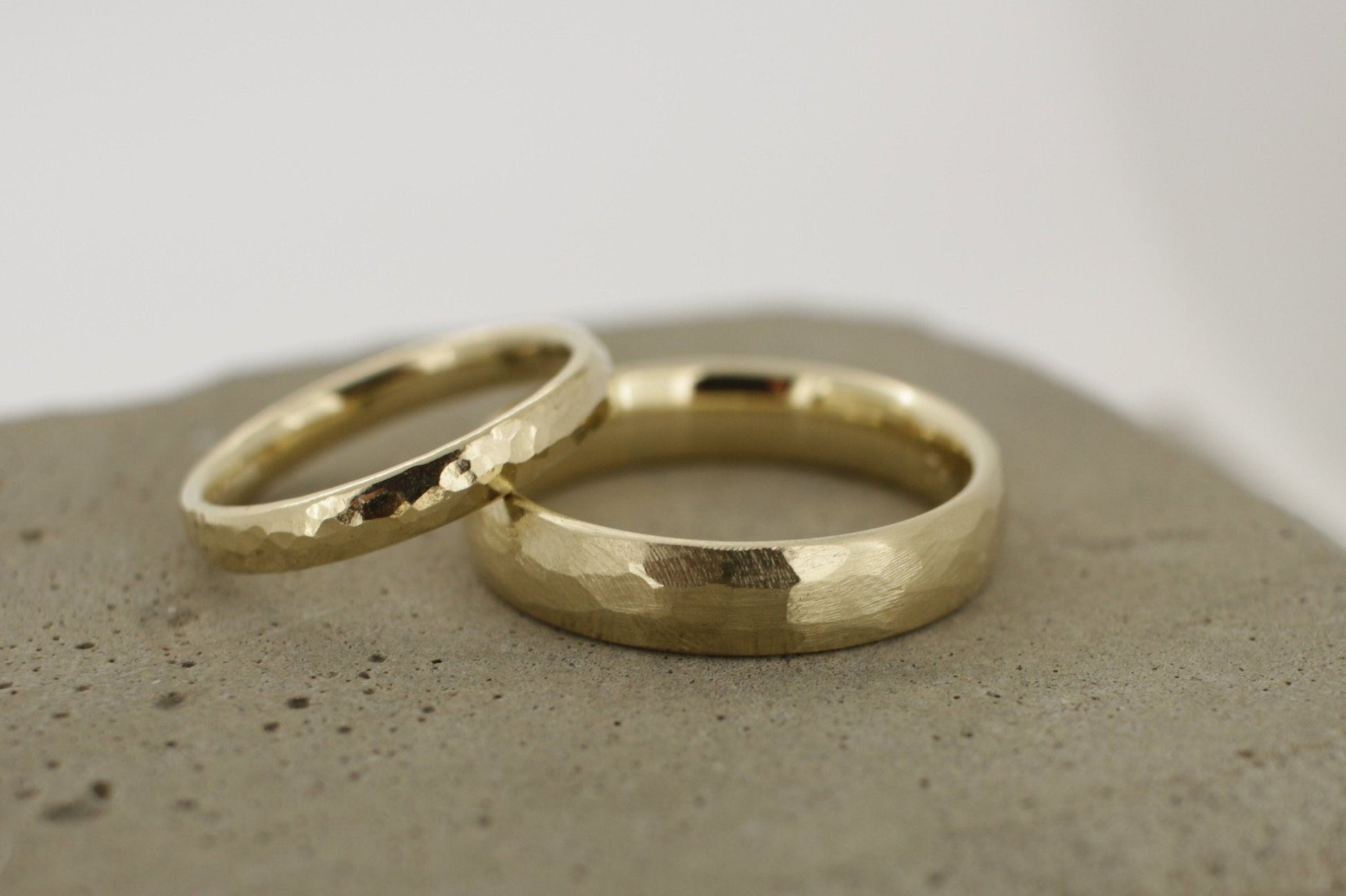 Gelbgold Eheringe (333/585/750) | gehämmert | breit und schmal | Struktur grober Hammerschlag | poliert, matt - Goldschmiede Miret