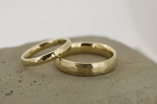 Gelbgold Eheringe (333/585/750) | gehämmert | breit und schmal | Struktur grober Hammerschlag | poliert, matt - Goldschmiede Miret