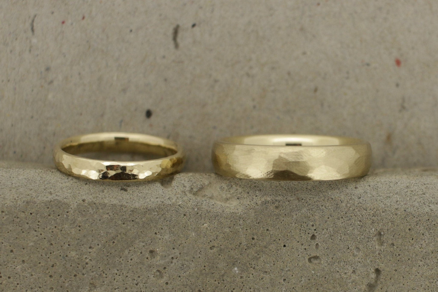 Gelbgold Eheringe (333/585/750) | gehämmert | breit und schmal | Struktur grober Hammerschlag | poliert, matt - Goldschmiede Miret