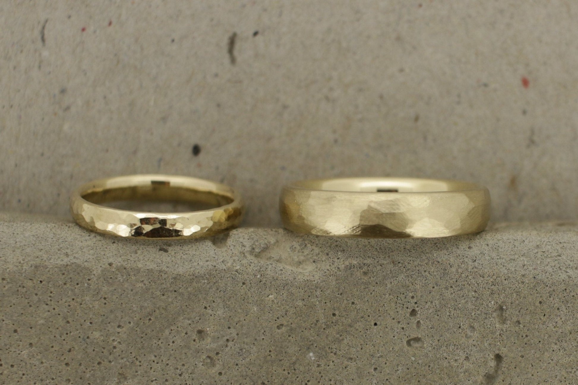Gelbgold Eheringe (333/585/750) | gehämmert | breit und schmal | Struktur grober Hammerschlag | poliert, matt - Goldschmiede Miret