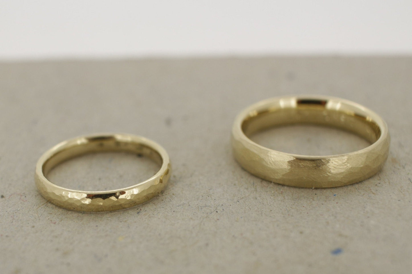 Gelbgold Eheringe (333/585/750) | gehämmert | breit und schmal | Struktur grober Hammerschlag | poliert, matt - Goldschmiede Miret