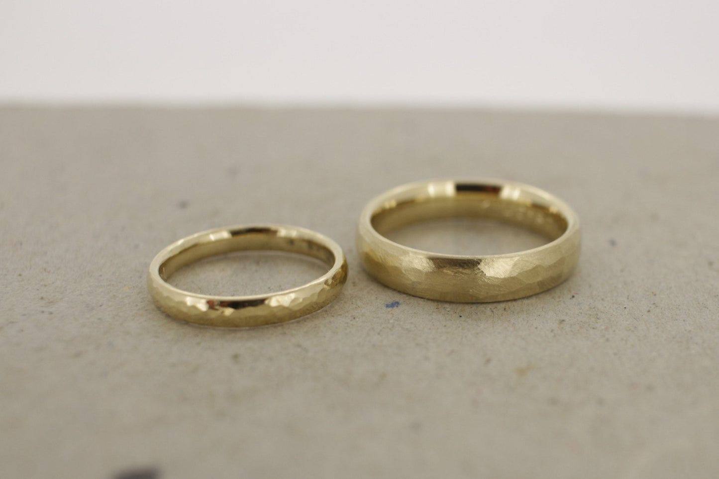 Gelbgold Eheringe (333/585/750) | gehämmert | breit und schmal | Struktur grober Hammerschlag | poliert, matt - Goldschmiede Miret