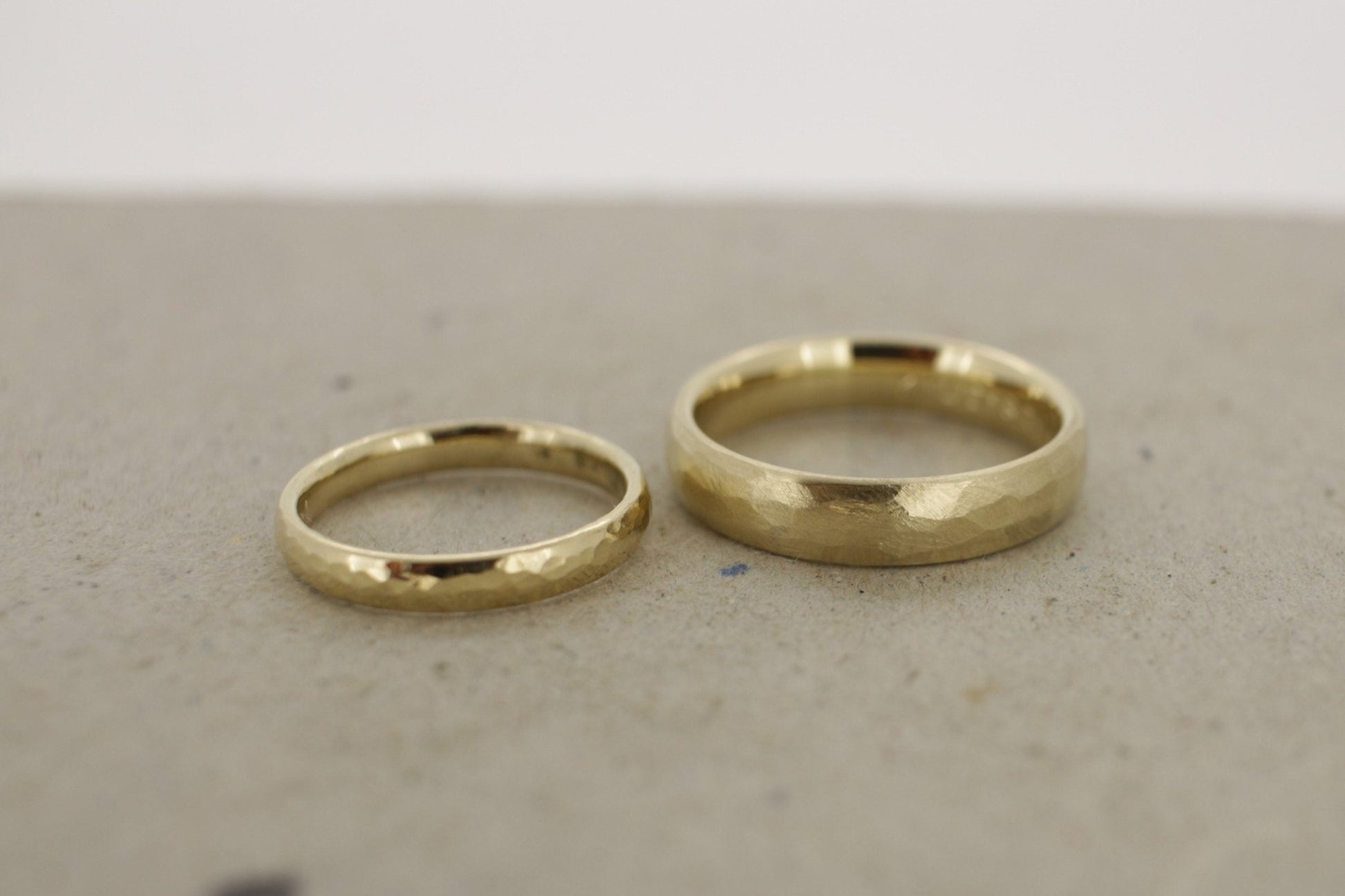 Gelbgold Eheringe (333/585/750) | gehämmert | breit und schmal | Struktur grober Hammerschlag | poliert, matt - Goldschmiede Miret