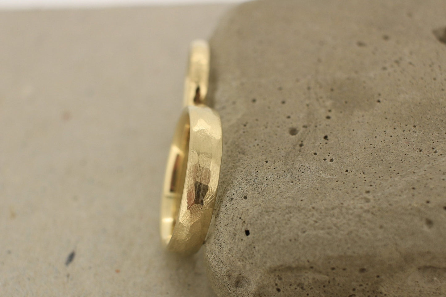 Gelbgold Eheringe (333/585/750) | gehämmert | breit und schmal | Struktur grober Hammerschlag | poliert, matt - Goldschmiede Miret