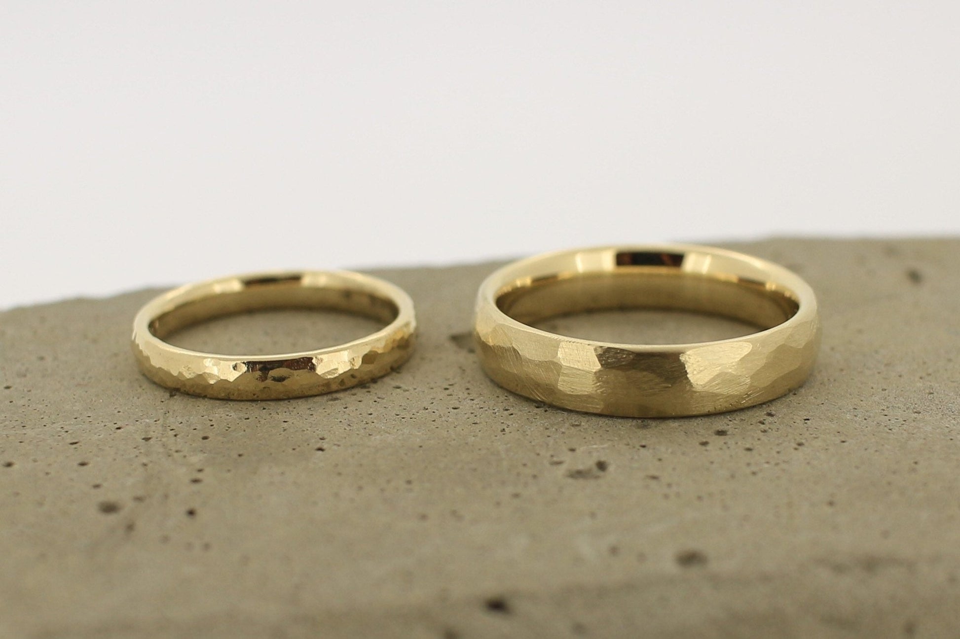 Gelbgold Eheringe (333/585/750) | gehämmert | breit und schmal | Struktur grober Hammerschlag | poliert, matt - Goldschmiede Miret