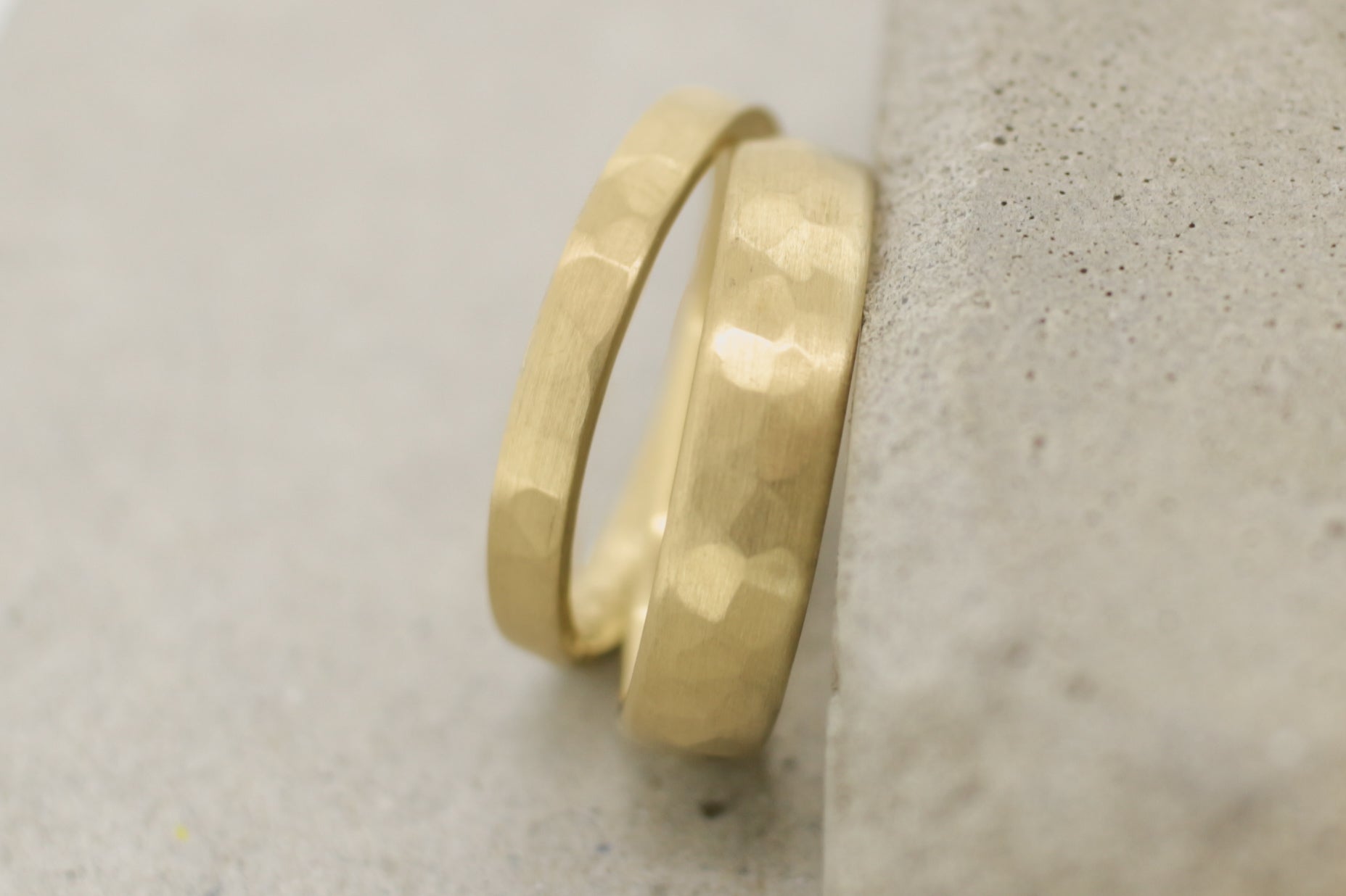 Gelbgold Eheringe (333/585/750) | gehämmert | gerades und ovales Profil - Goldschmiede Miret